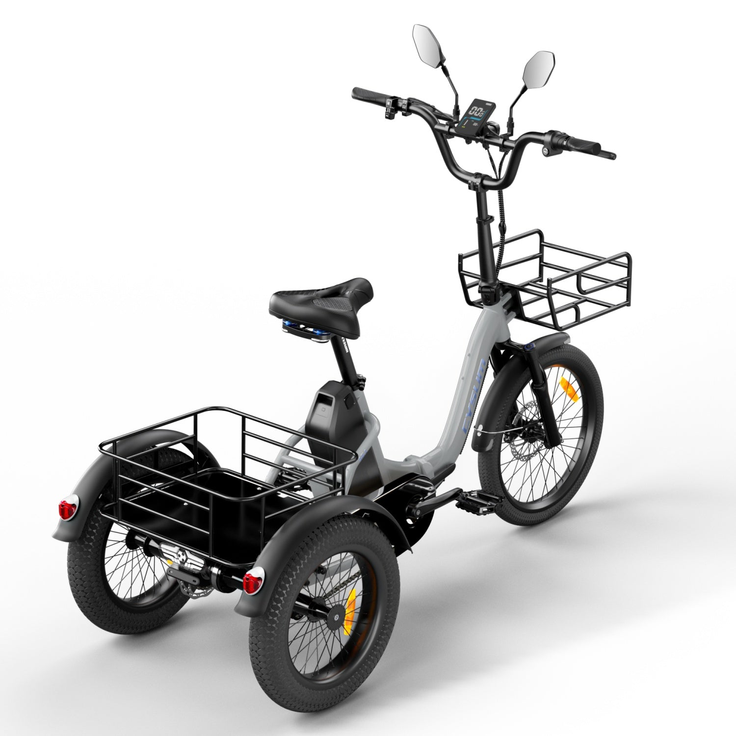 Un triciclo elettrico grigio con un cesto anteriore e uno grande posteriore in metallo nero su sfondo bianco.