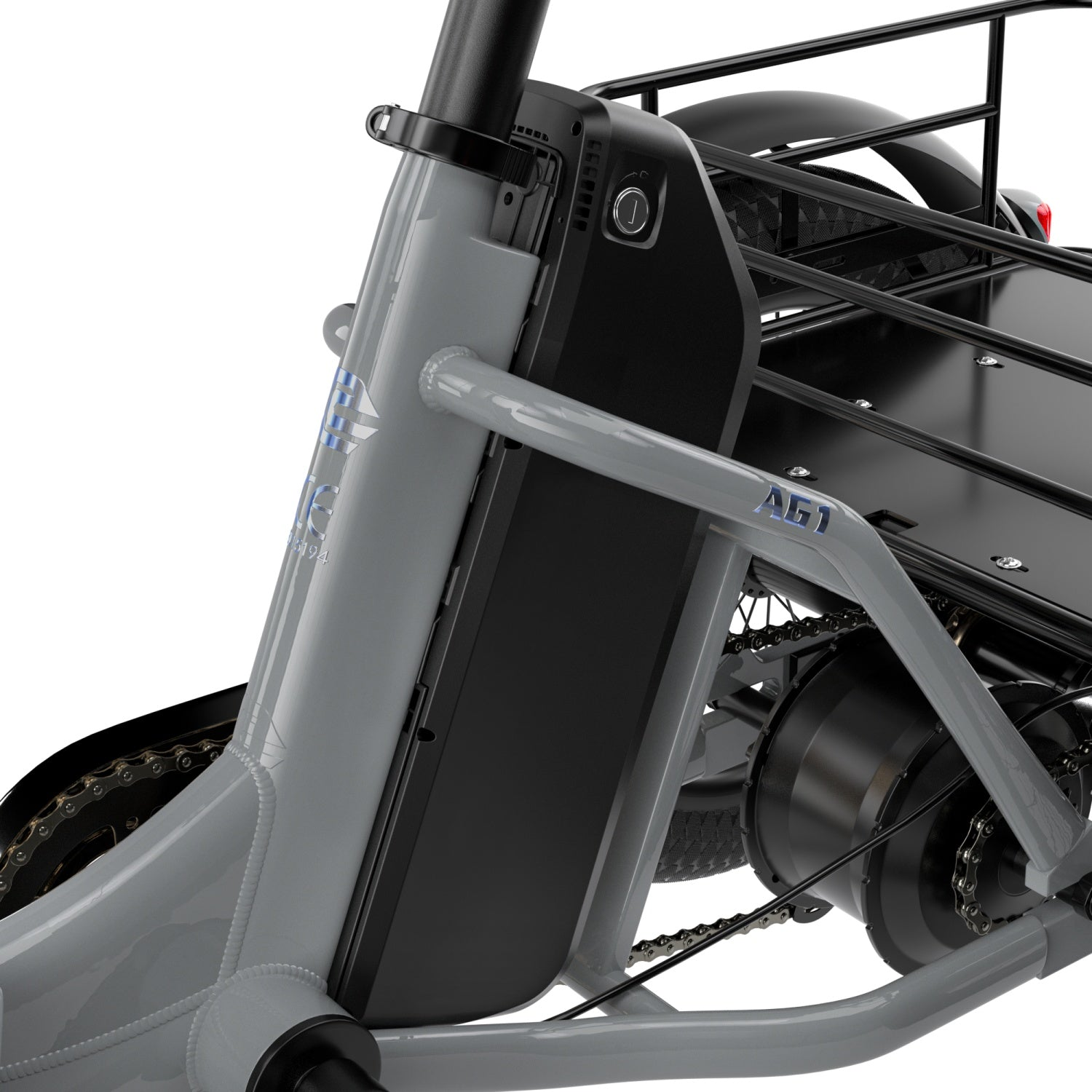 Primo piano di una cargo bike grigia con batteria, telaio e portapacchi anteriore su sfondo bianco.