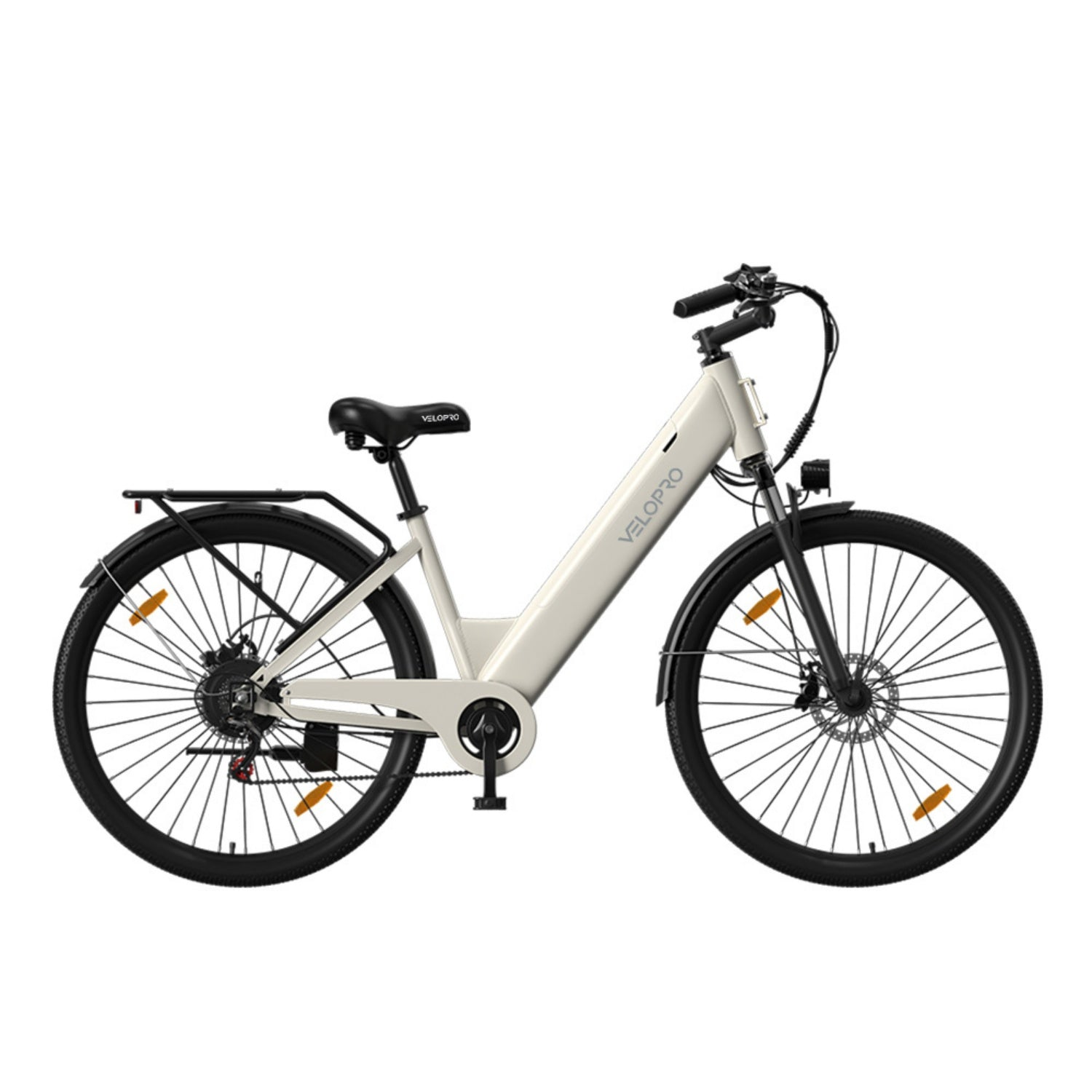 Una bicicletta elettrica bianca con sella nera, portapacchi e grandi pneumatici su sfondo bianco.