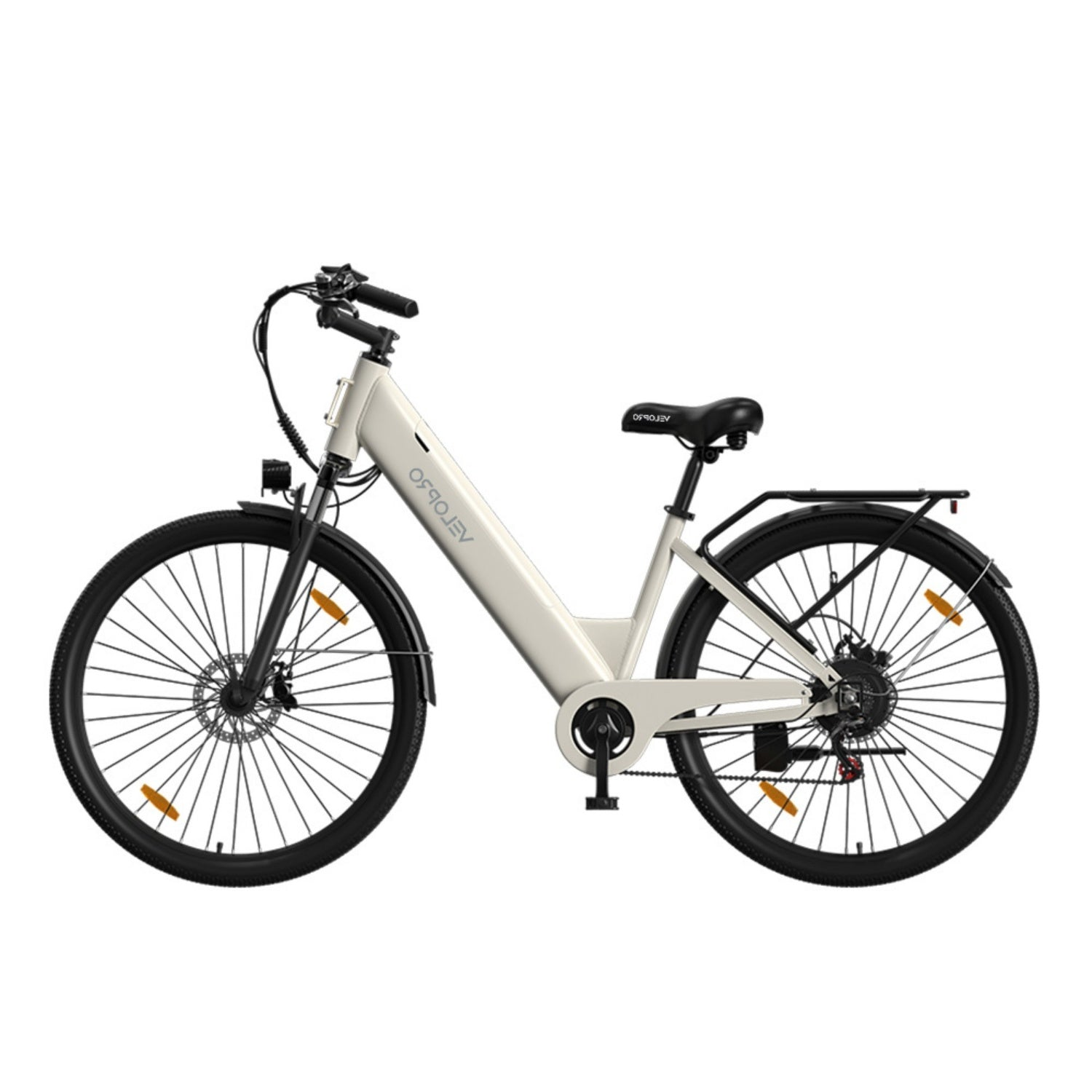 Una bicicletta elettrica bianca con sella nera, parafanghi e portapacchi su sfondo bianco.