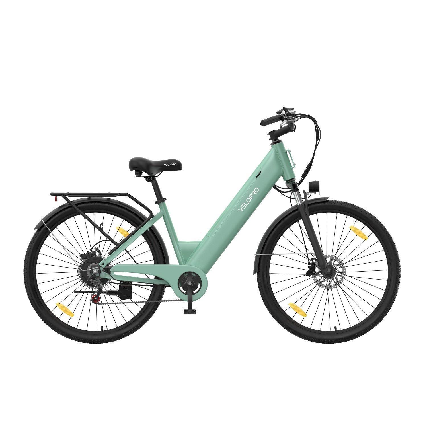 Una bicicletta elettrica verde opaco con portapacchi, parafanghi e sella nera su sfondo bianco.
