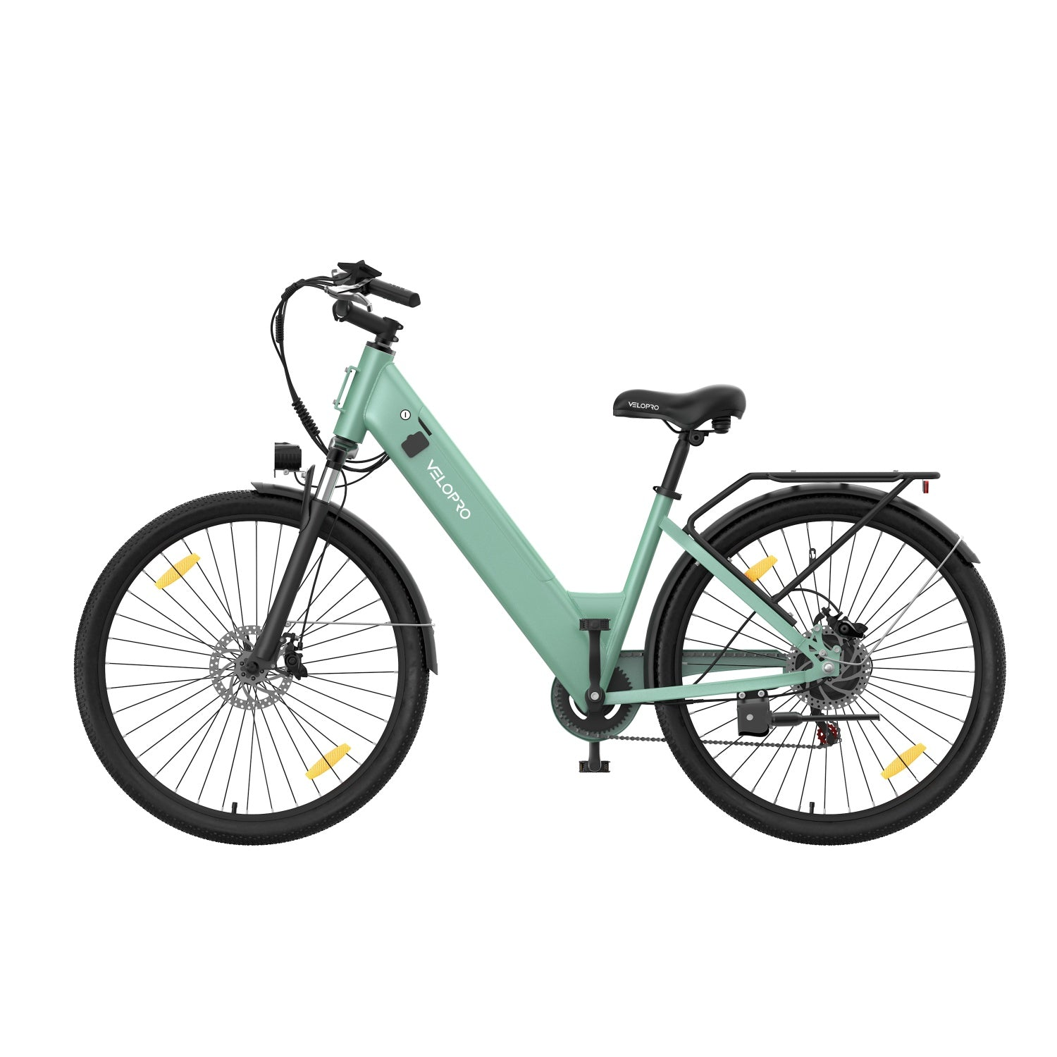 Una bicicletta elettrica verde chiaro con sella nera, portapacchi e freni a disco su sfondo bianco.