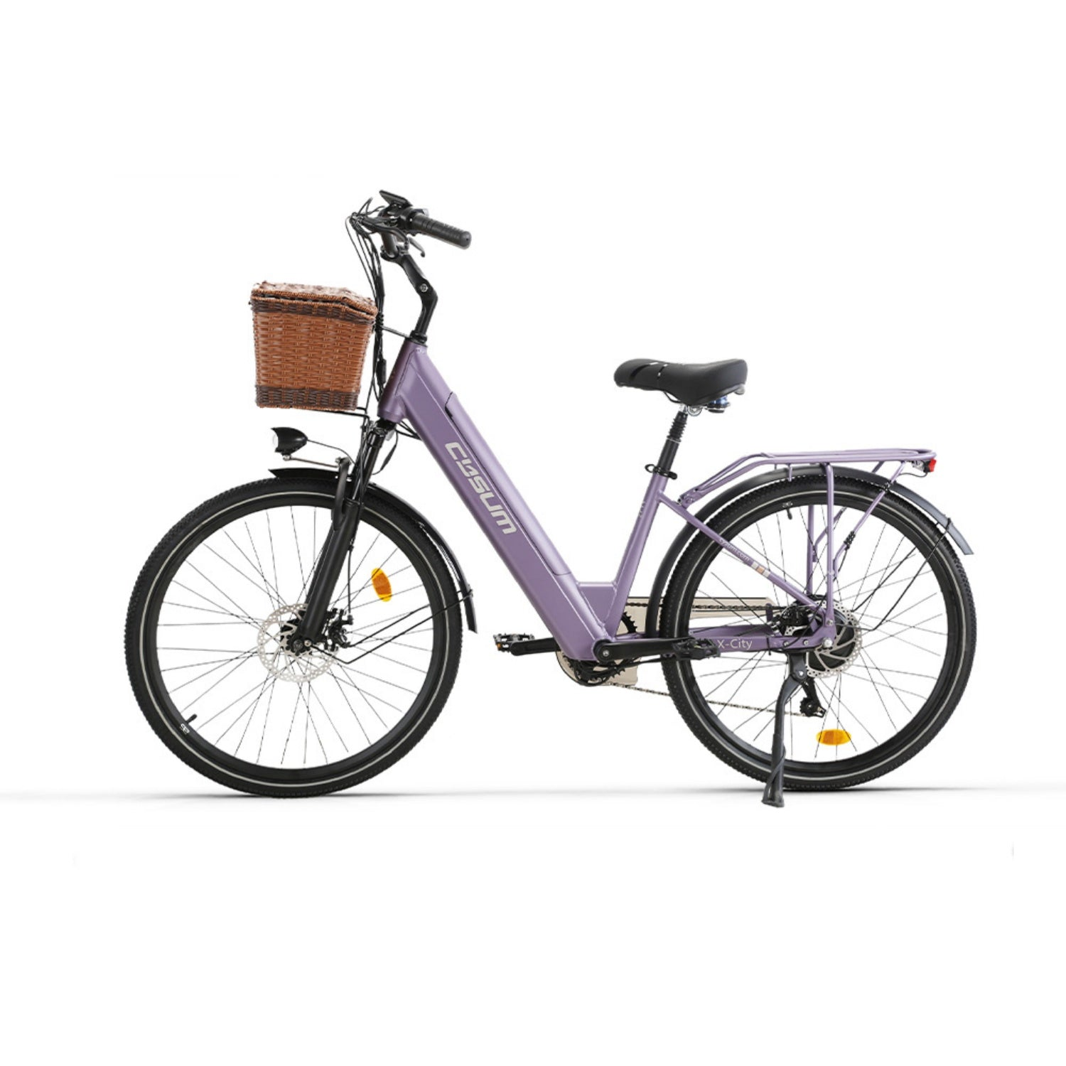 Una bicicletta da città viola con cestino anteriore marrone e portapacchi posteriore su sfondo bianco.
