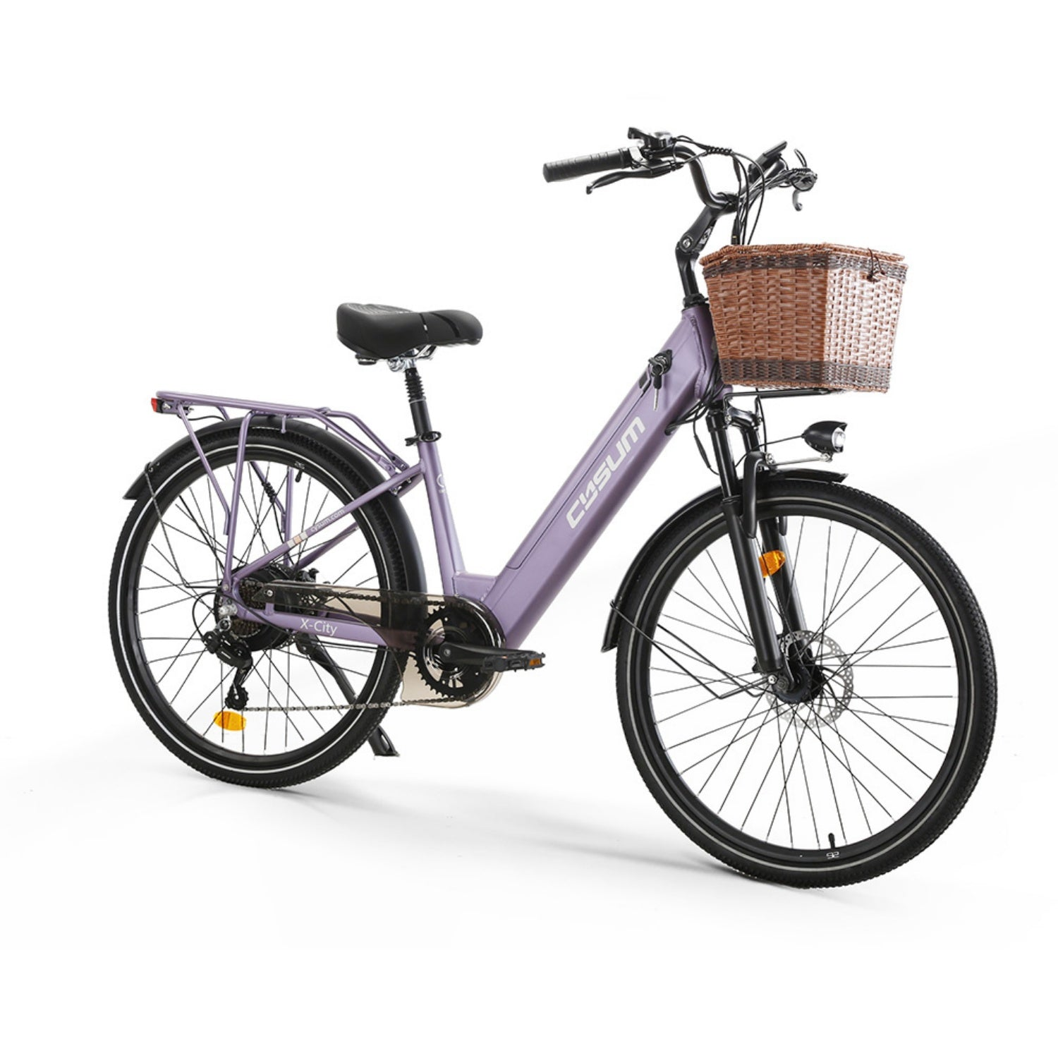 Una bicicletta elettrica urbana viola chiaro con cestino in vimini anteriore, portapacchi e parafanghi neri.
