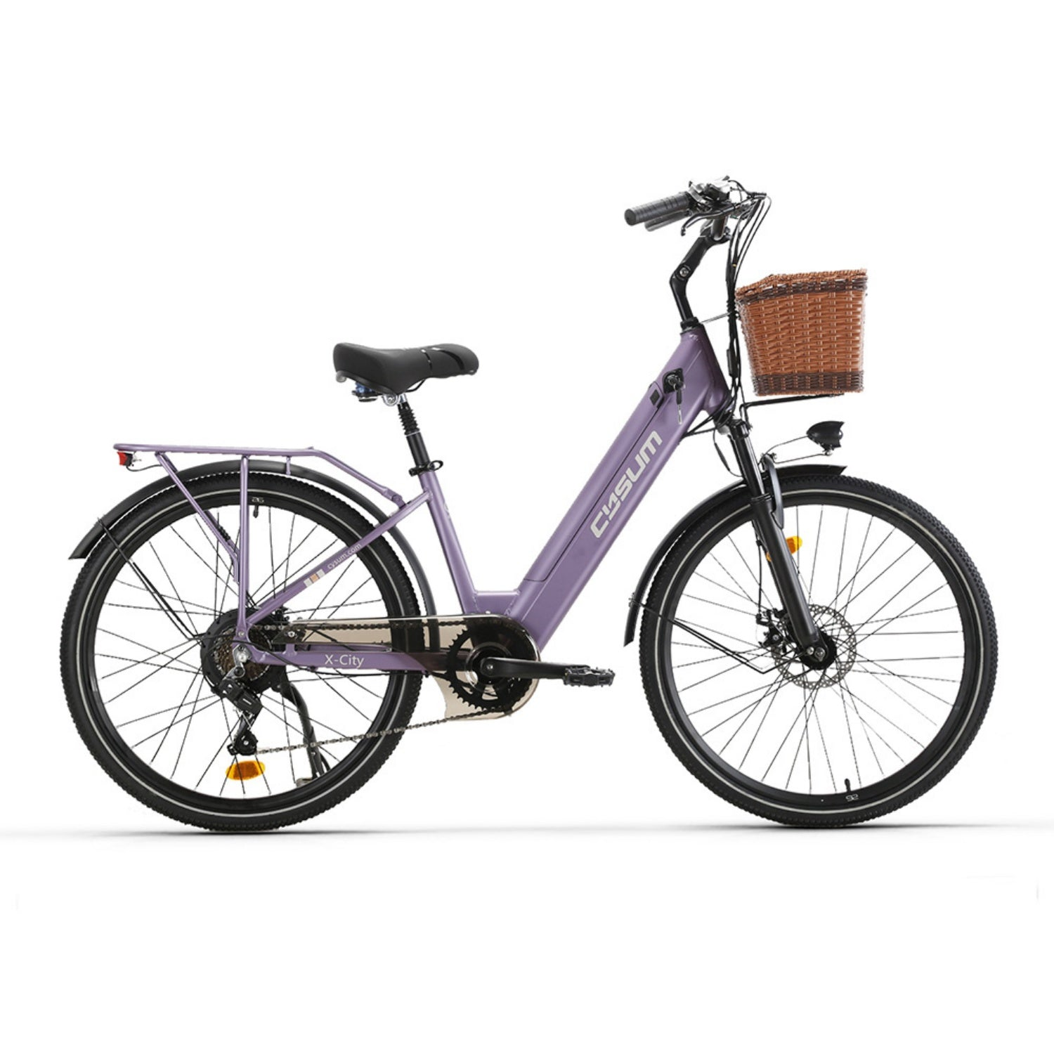 Una e-bike da città viola con sella nera, portapacchi posteriore e cestino marrone su sfondo bianco.