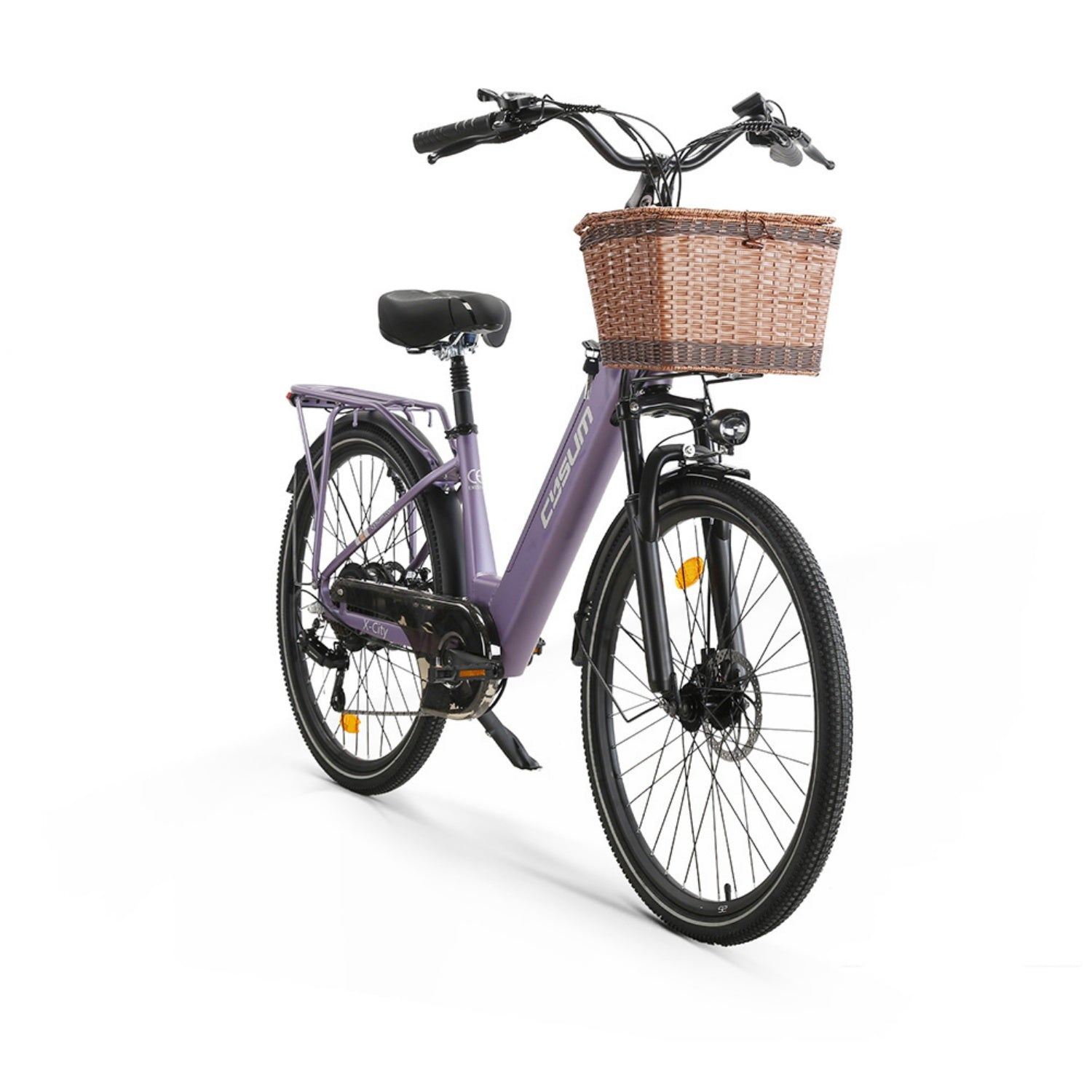Una bicicletta da città viola con cestino in vimini anteriore e portapacchi su sfondo bianco.