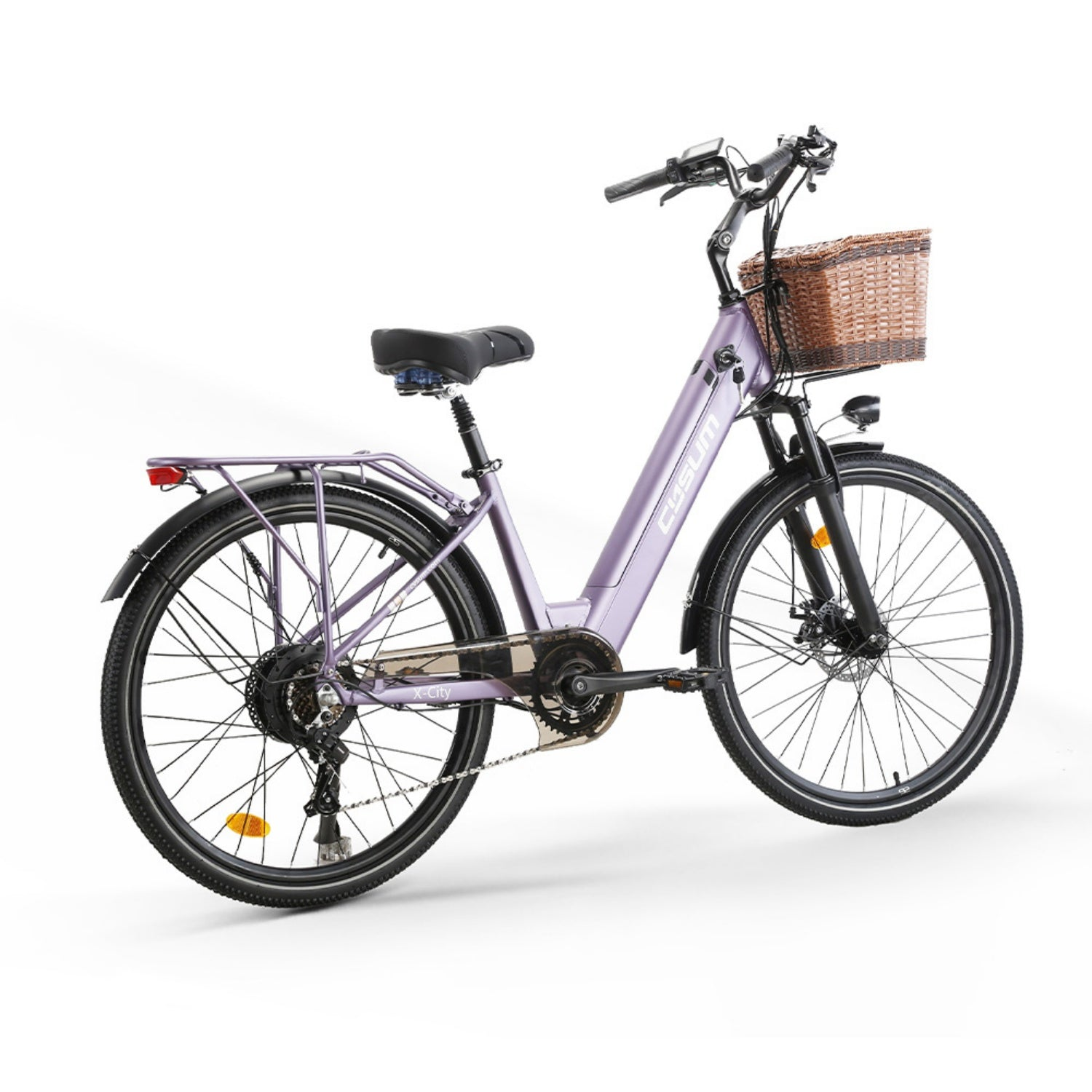 Una e-bike da città viola con sella nera, portapacchi posteriore e cesto in vimini su sfondo bianco.