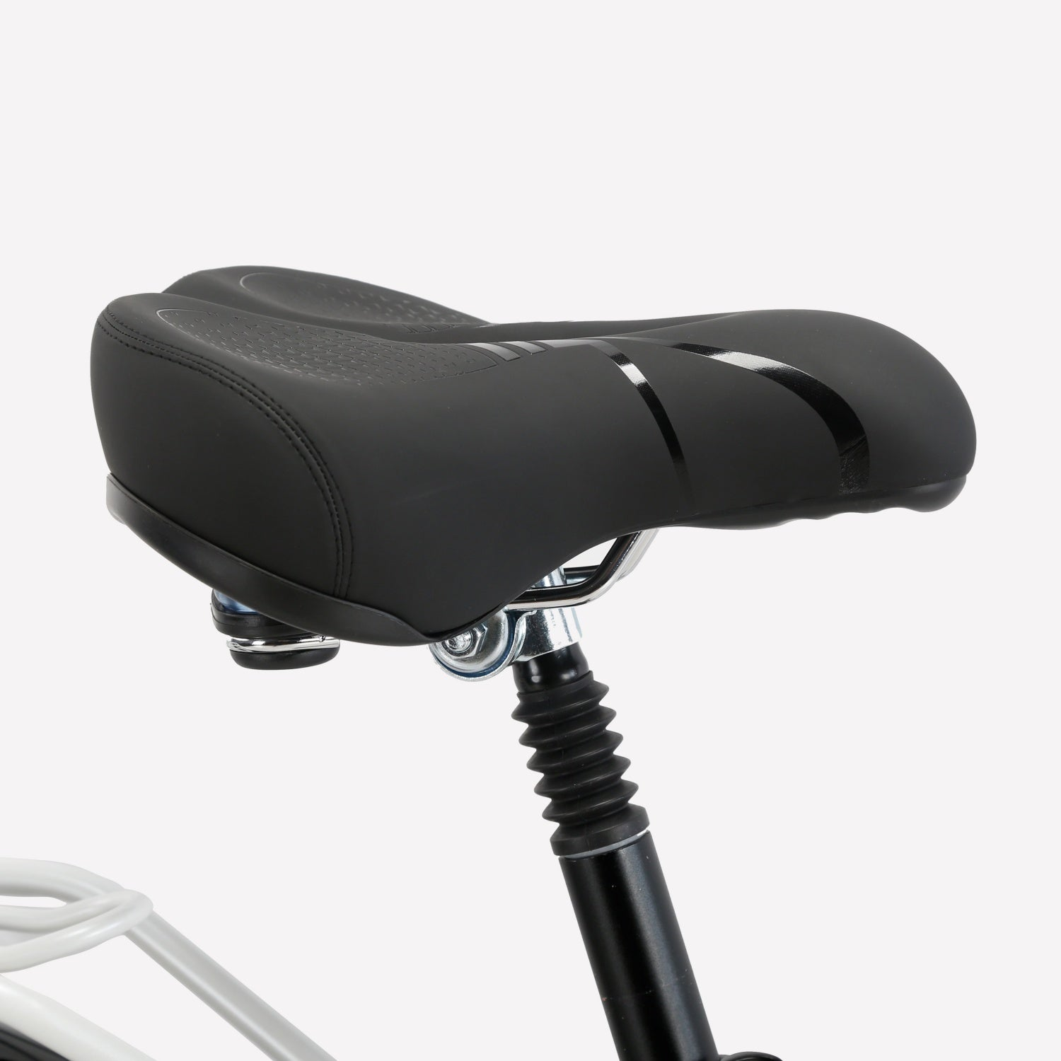Una sella da bicicletta nera e larga con molle cromate su sfondo bianco.