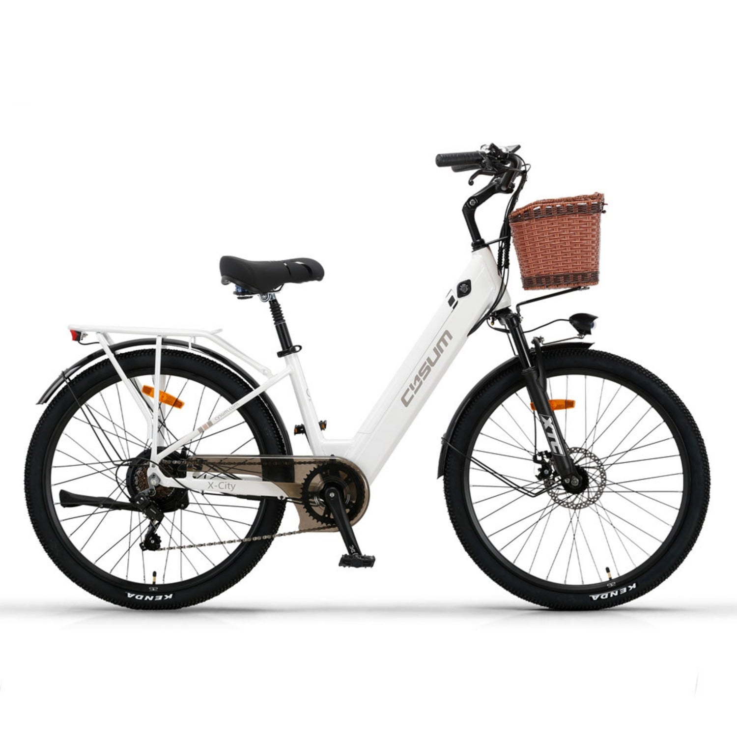 Una bici elettrica da città bianca con sella nera, portapacchi posteriore e cestino in vimini marrone sul davanti su fondo bianco.