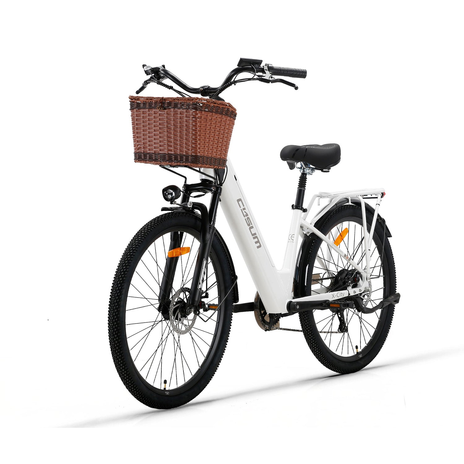 Una e-bike da città bianca con un cestino in vimini marrone davanti, sella nera e portapacchi su sfondo bianco.