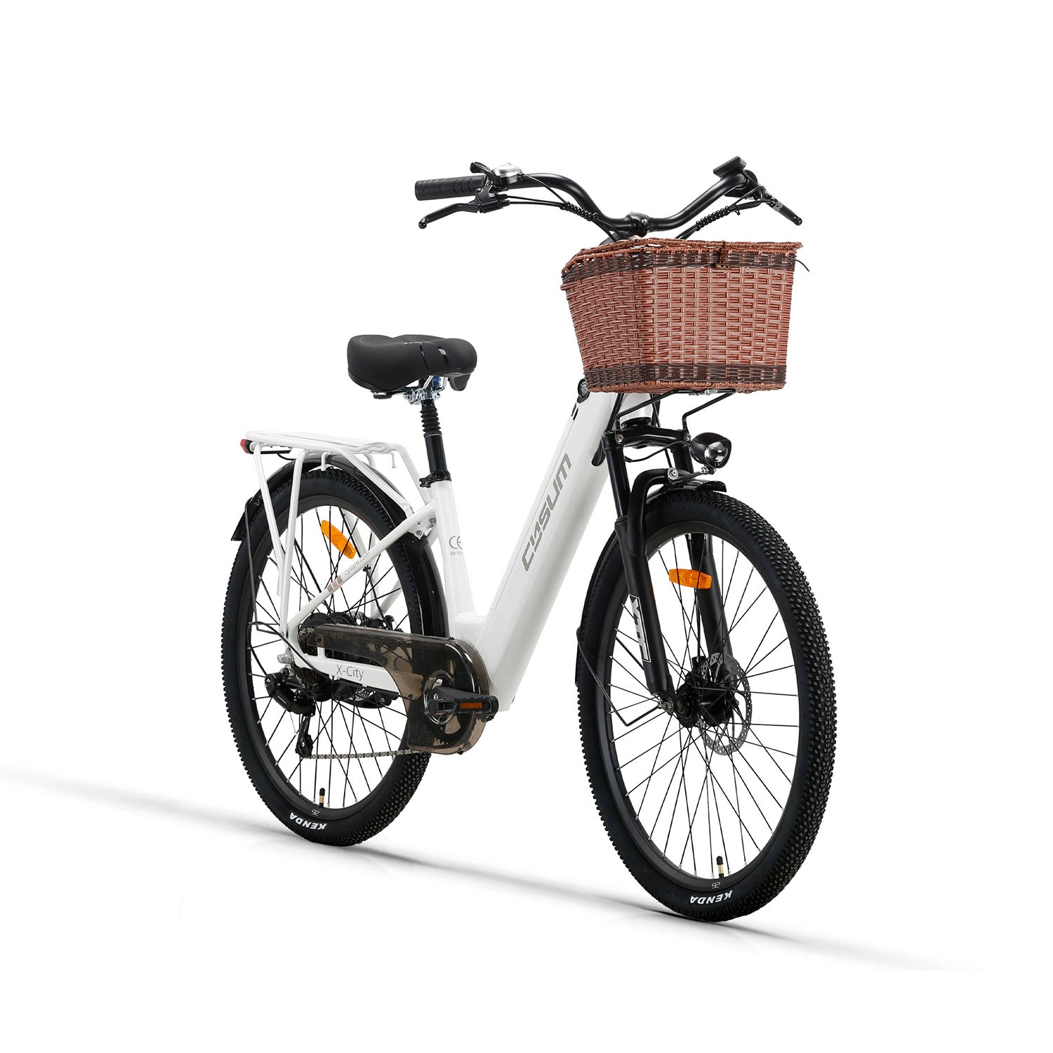 Bici elettrica bianca con cestino in vimini marrone davanti, copertoni neri e portapacchi su sfondo bianco.