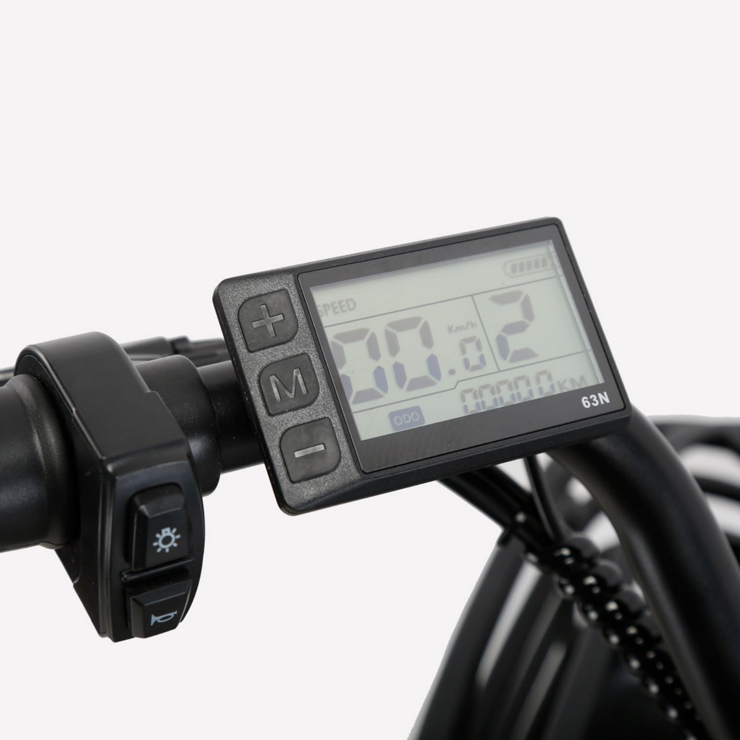Manubrio per e-bike nero con display digitale che mostra 00.2 km/h e batteria.