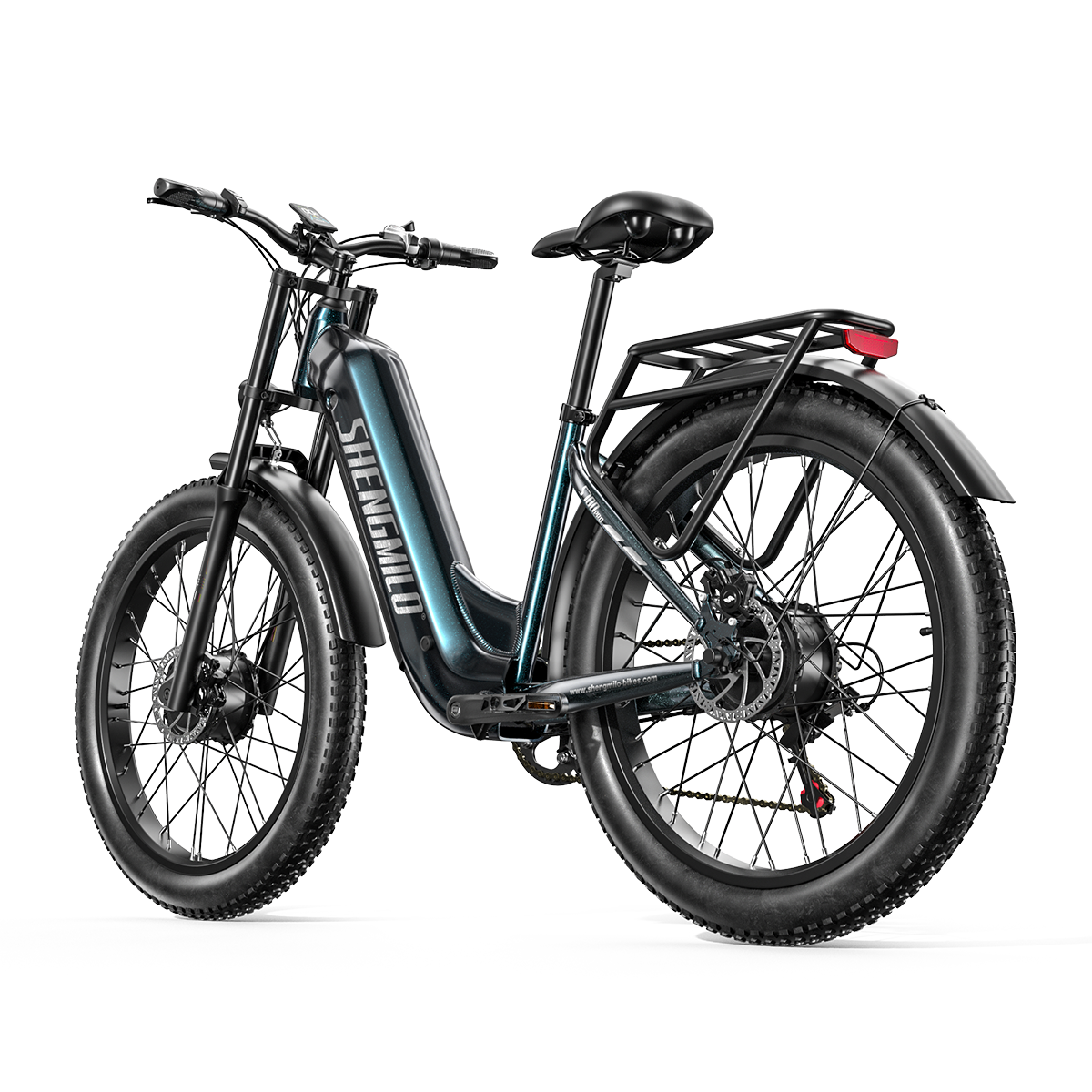 Bicicleta eléctrica negra Shengmilo con neumáticos anchos, portaequipajes y cuadro bajo sobre fondo negro.
