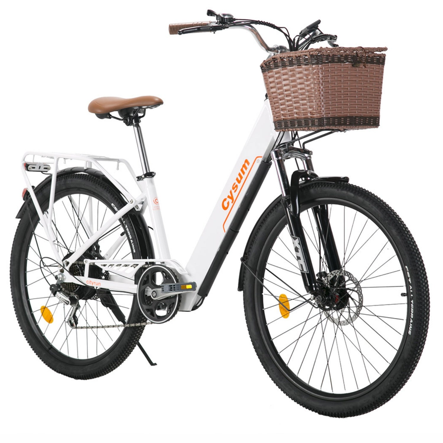 Una bicicletta elettrica bianca Cysum con sella e cestino marroni su sfondo bianco.