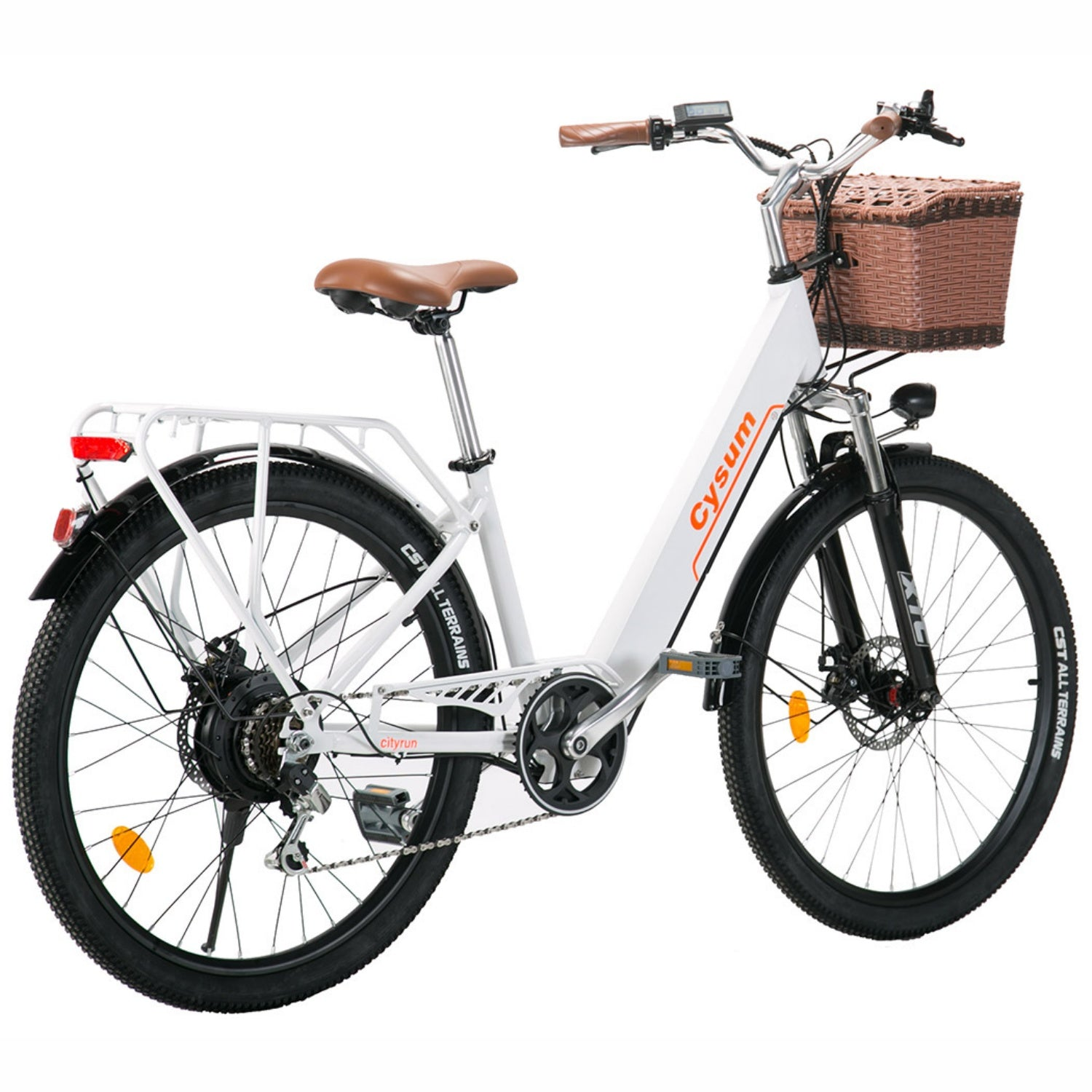 Una e-bike da città bianca con sella marrone, portapacchi e cestino in vimini anteriore su sfondo bianco.
