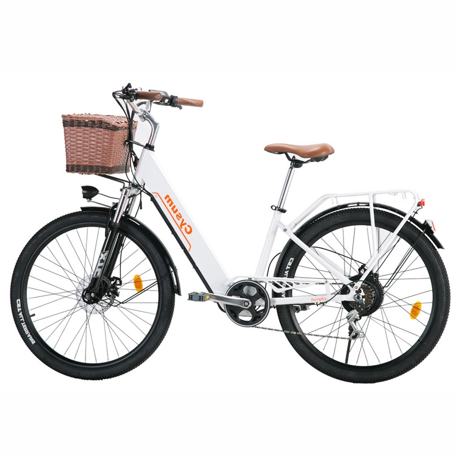 Una bici elettrica da città bianca con manopole marroni, sella marrone e cesto di vimini davanti su sfondo bianco.