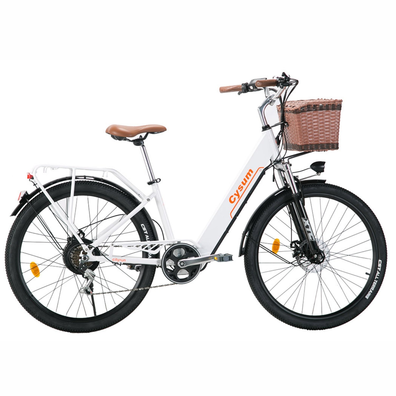 Una city bike bianca con sella e manopole marroni e un cestino di vimini sul davanti su sfondo bianco.