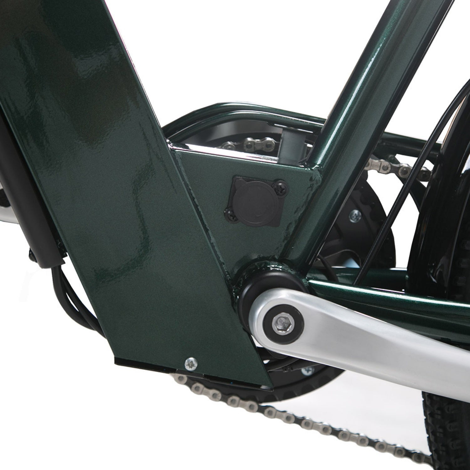Primo piano del telaio di una e-bike verde scuro con presa di ricarica, pedivella argentata e catena su sfondo bianco.