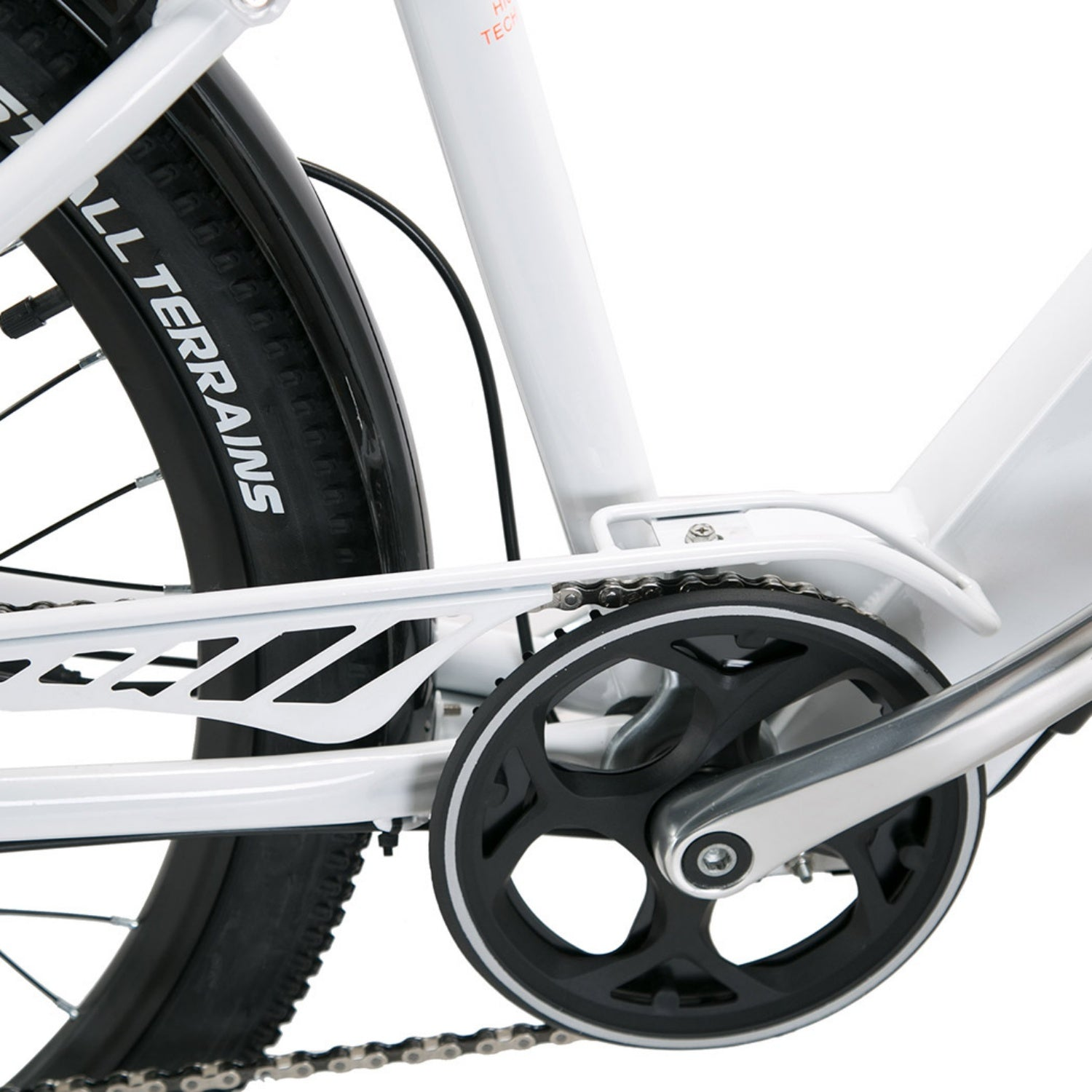 Primo piano di un telaio di bicicletta bianco con corona nera, paracatena e ruota posteriore con copertone.