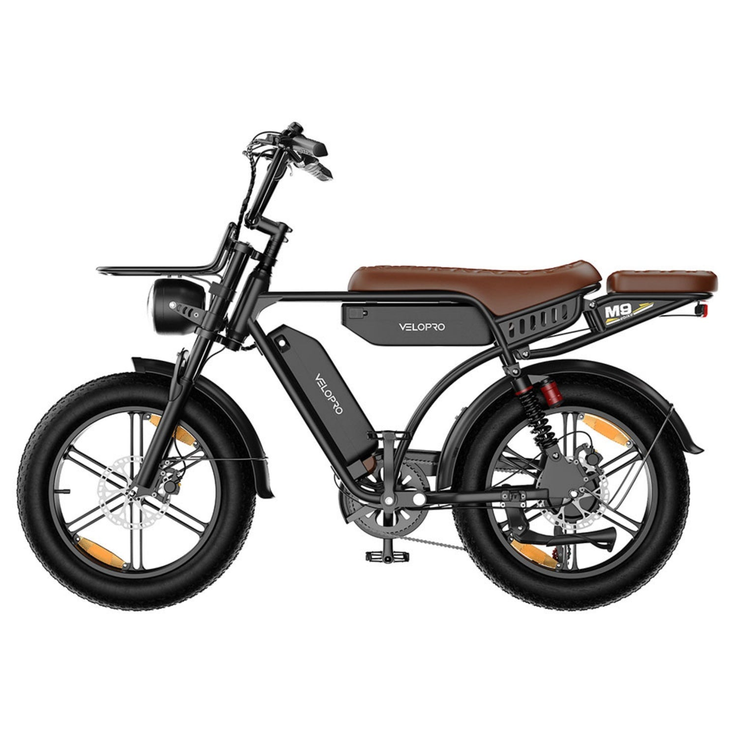 Una bici elettrica nera con pneumatici larghi, sella in pelle marrone e portapacchi anteriore.
