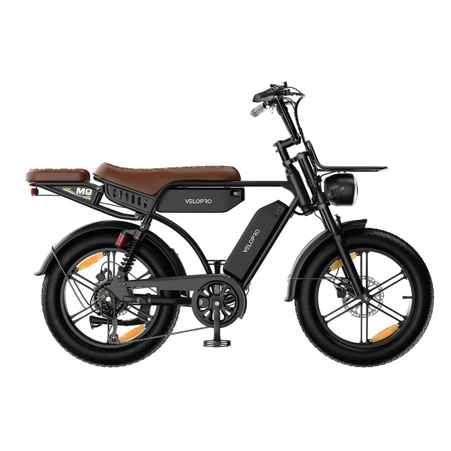 Una bicicletta elettrica nera con sella in pelle marrone e pneumatici spessi su sfondo bianco.