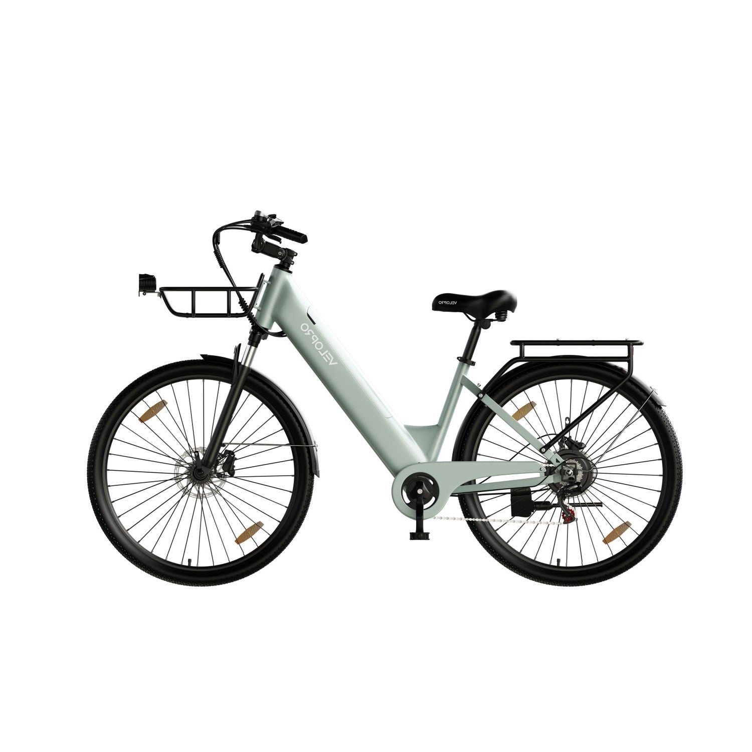 Una bicicletta elettrica verde chiaro con cestino anteriore, portapacchi nero e ruote grandi su sfondo bianco.