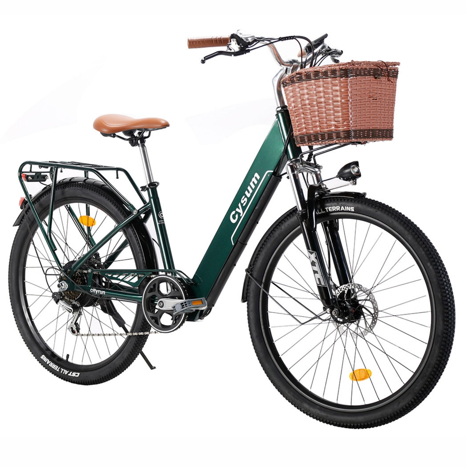 E-bike da città verde scuro con sella marrone, cestino e portapacchi su sfondo bianco.