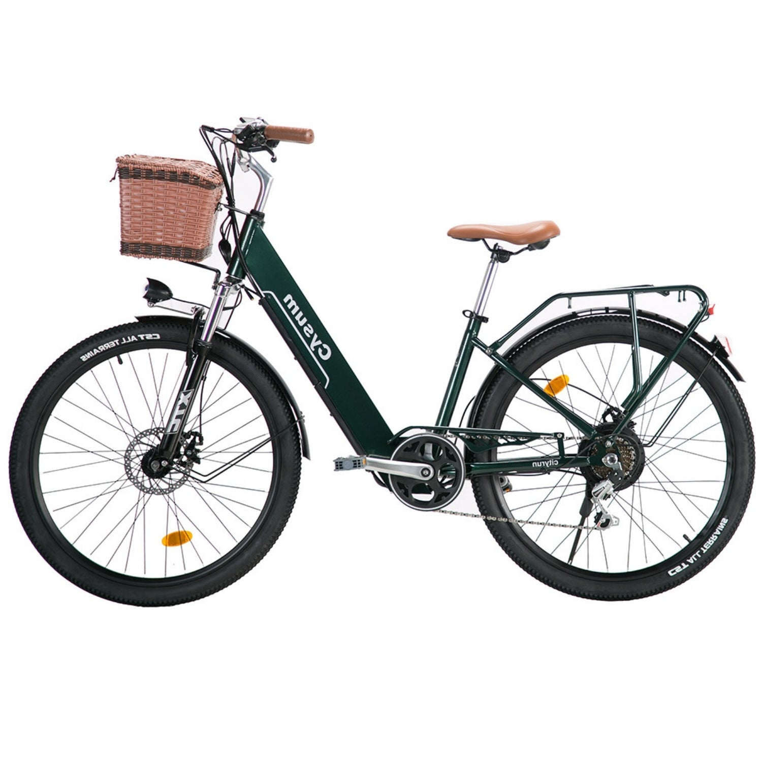 E-bike da città verde scuro con sella marrone, manopole e cestino in vimini su sfondo bianco.
