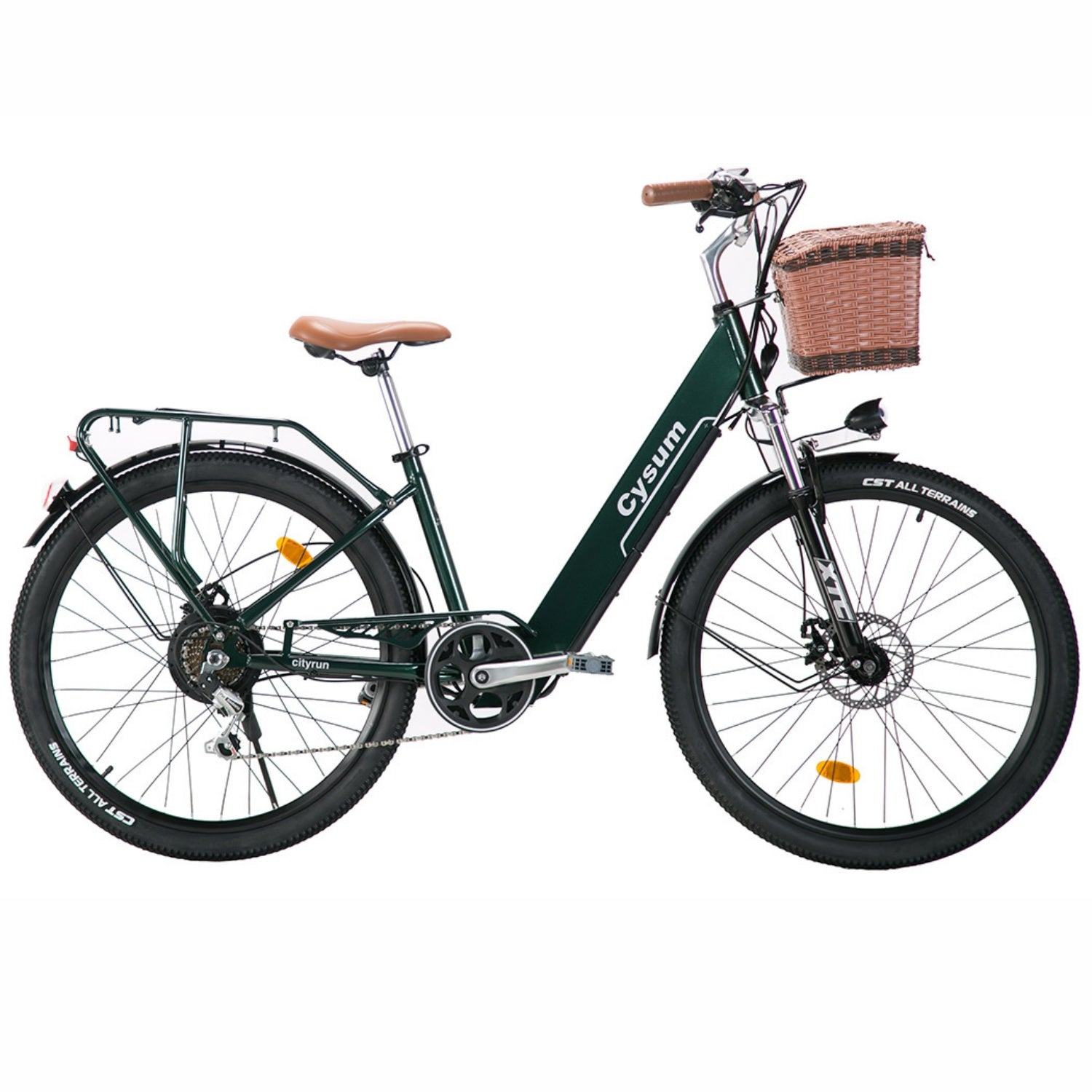 Bici da città verde scuro con sella marrone, manopole e cestino in vimini anteriore su sfondo bianco.