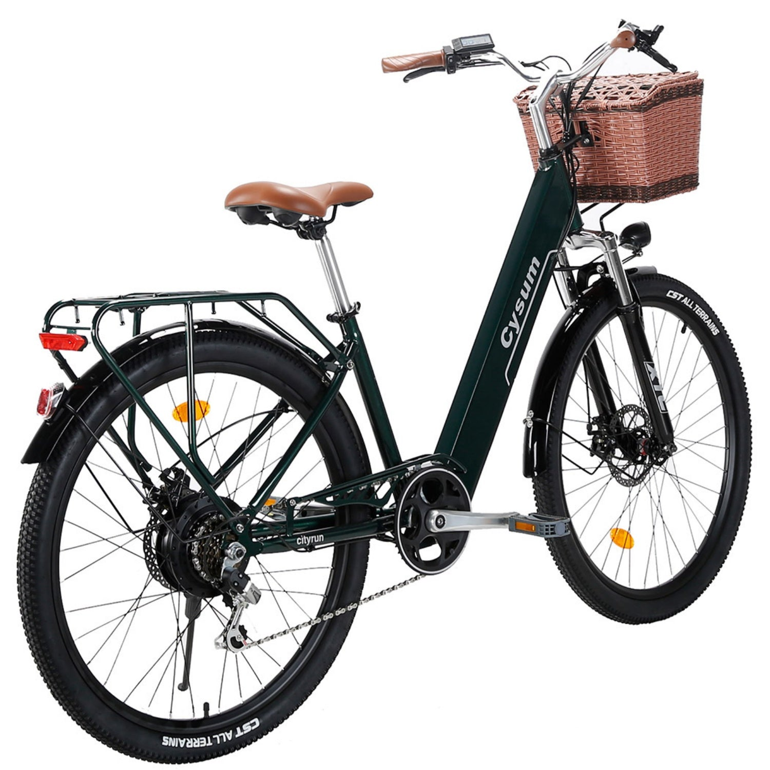 Una e-bike da città verde scuro con sella, manopole in pelle marrone e cestino in vimini anteriore su sfondo bianco.