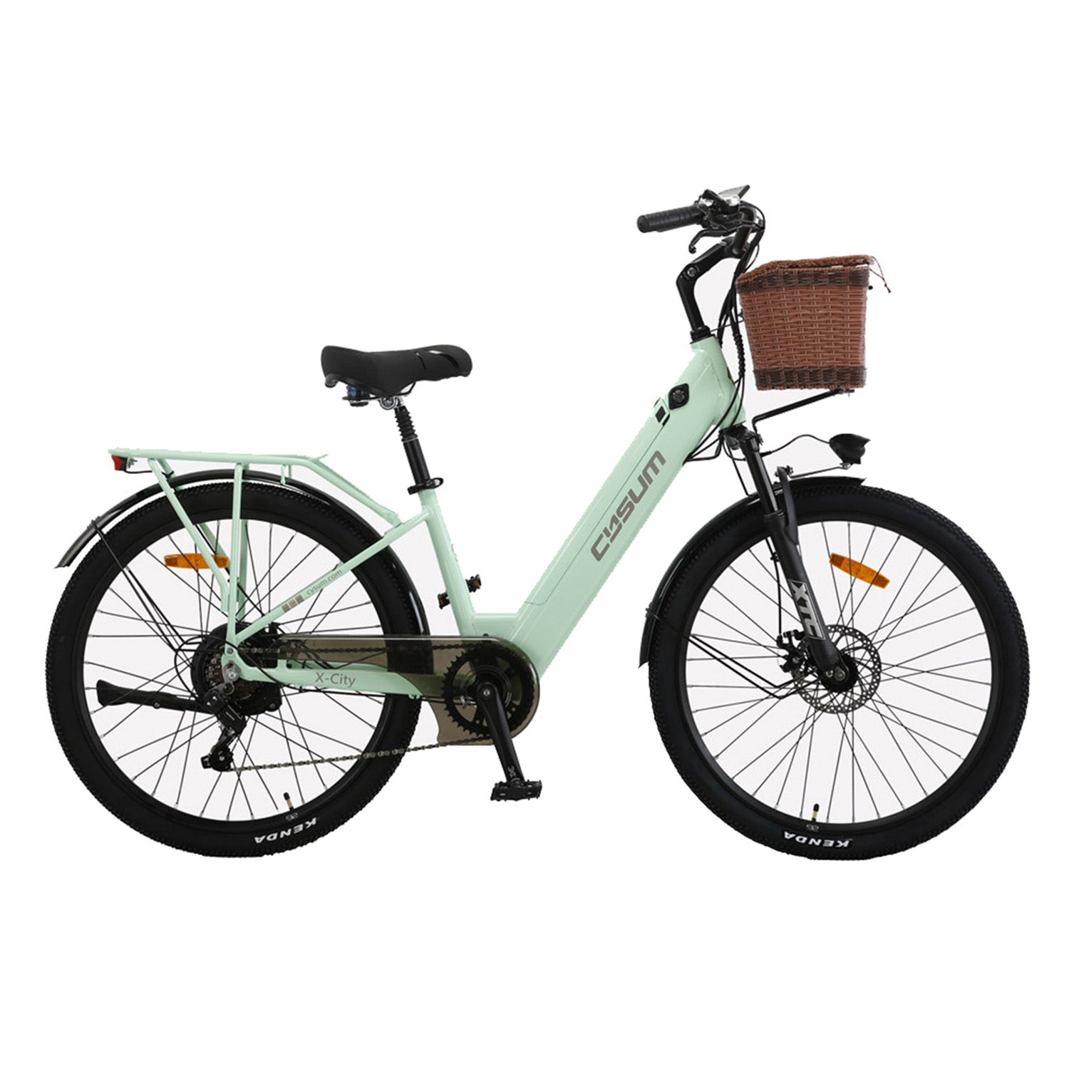 Una bici elettrica verde menta con portapacchi e cestino marrone.