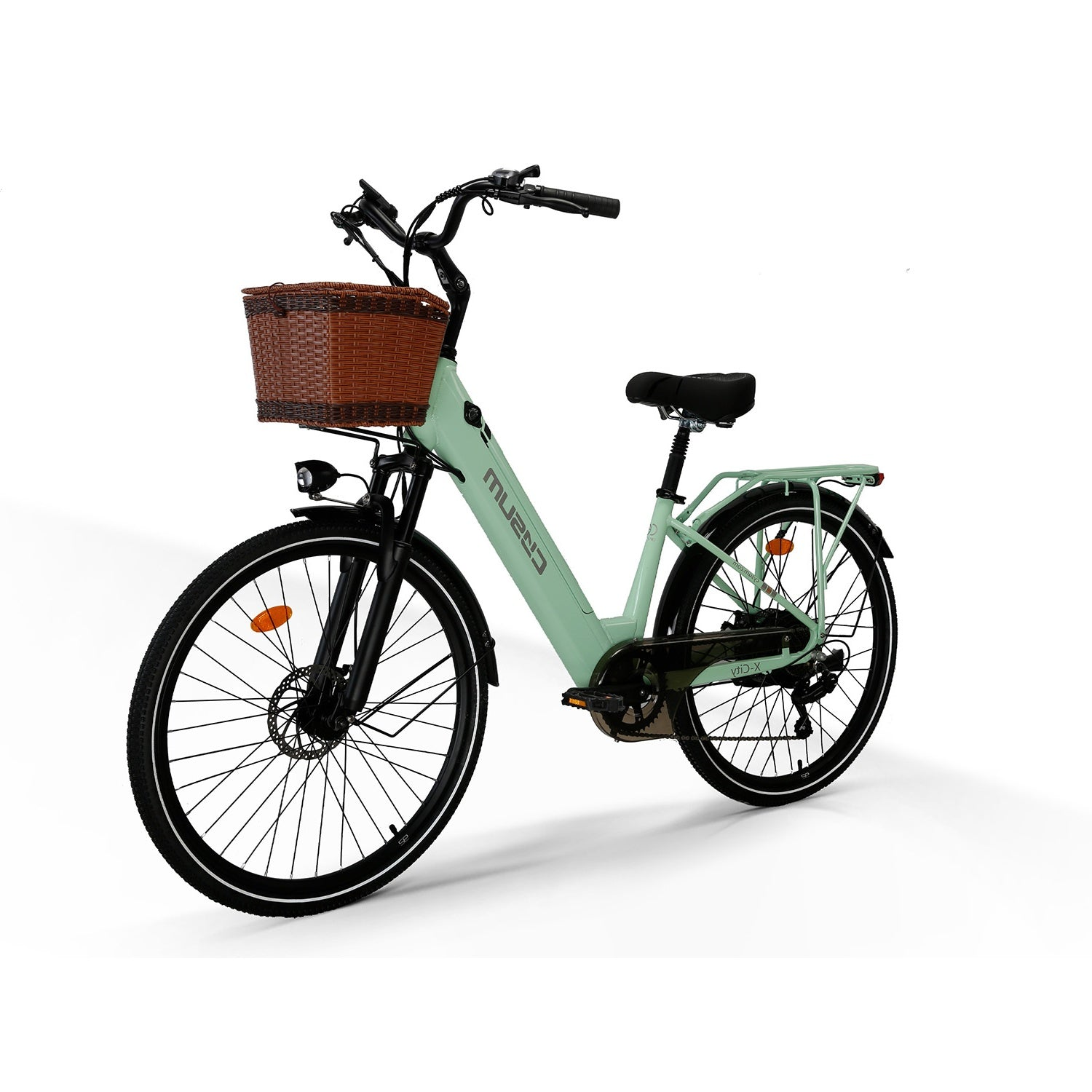 Una bicicletta elettrica verde menta con manubrio nero, portapacchi e cestino in vimini marrone su sfondo bianco.