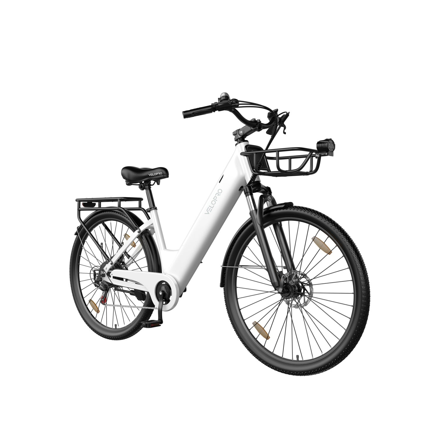 Una bicicletta elettrica bianca con portapacchi nero e cestino su sfondo bianco.
