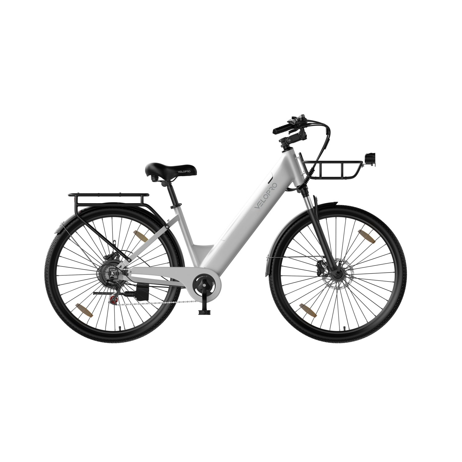 Una bicicletta elettrica argento con cestino anteriore, portapacchi, sella nera e parafanghi su sfondo bianco.