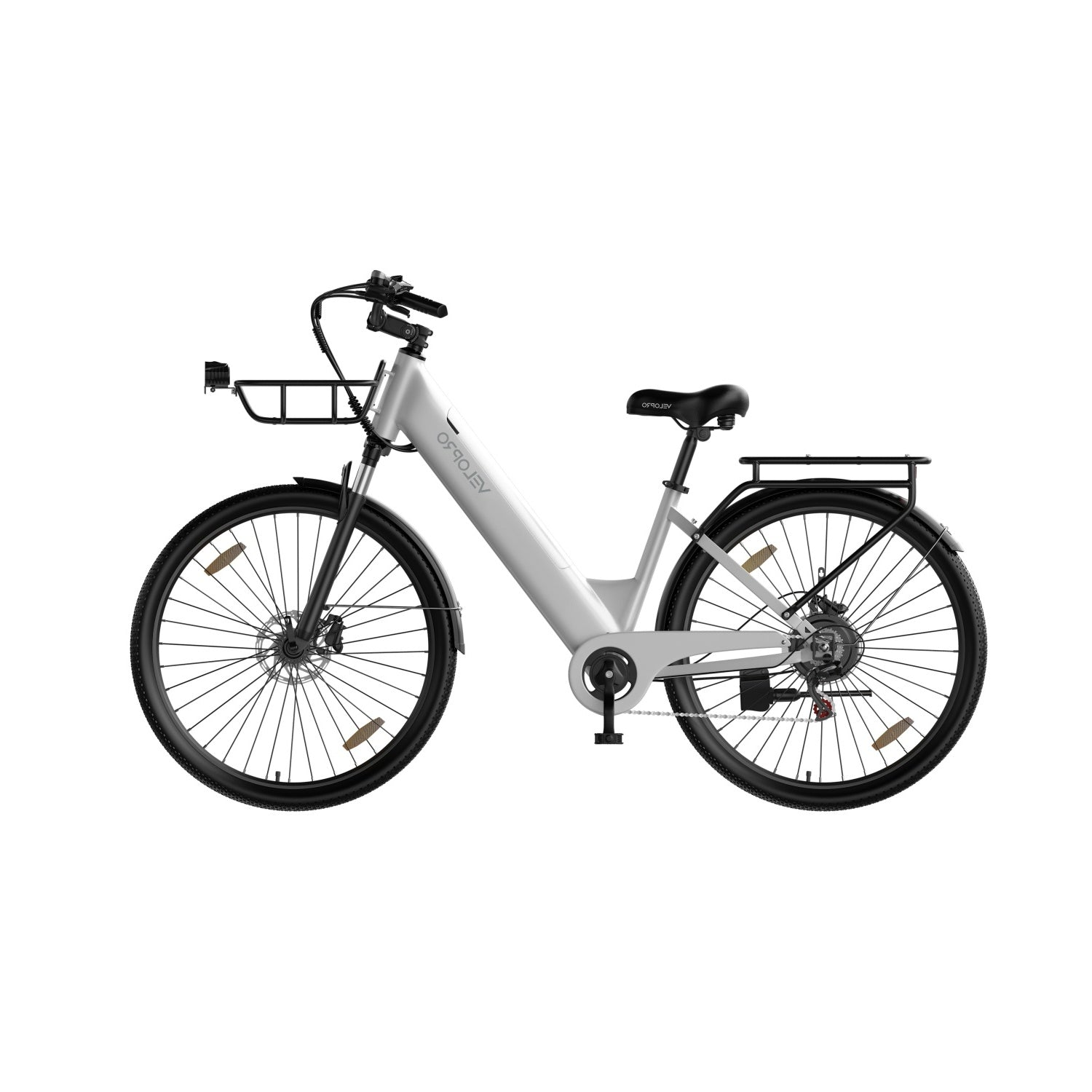 Una bici elettrica argentata con portapacchi posteriore nero, cestino anteriore, parafanghi e cavalletto su sfondo bianco.