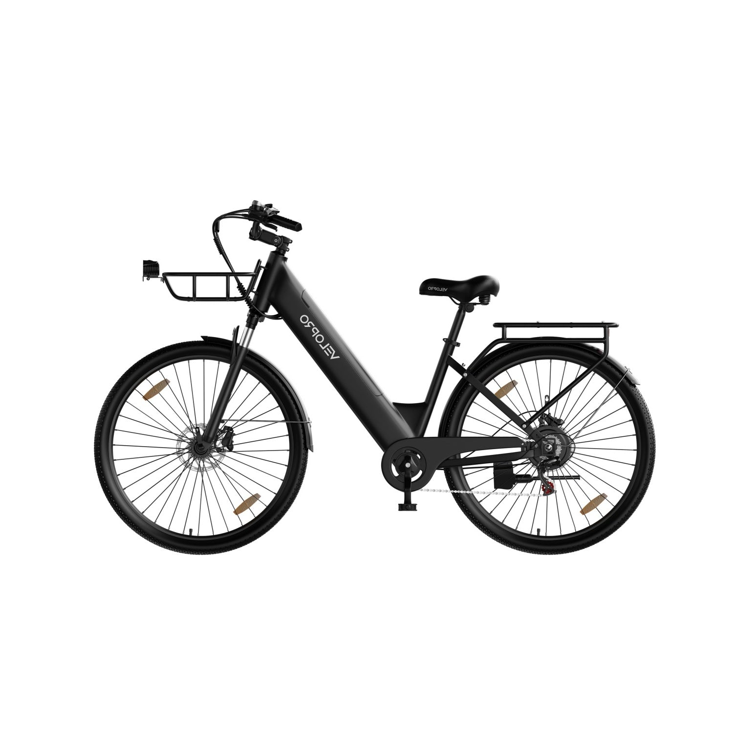 Una bicicletta elettrica nera con cestino anteriore, portapacchi posteriore e sfondo bianco.