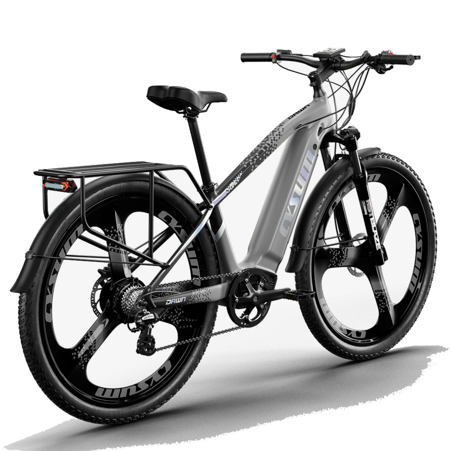 Una bici elettrica grigia con ruote nere a tre razze, portapacchi e parafanghi su sfondo bianco.