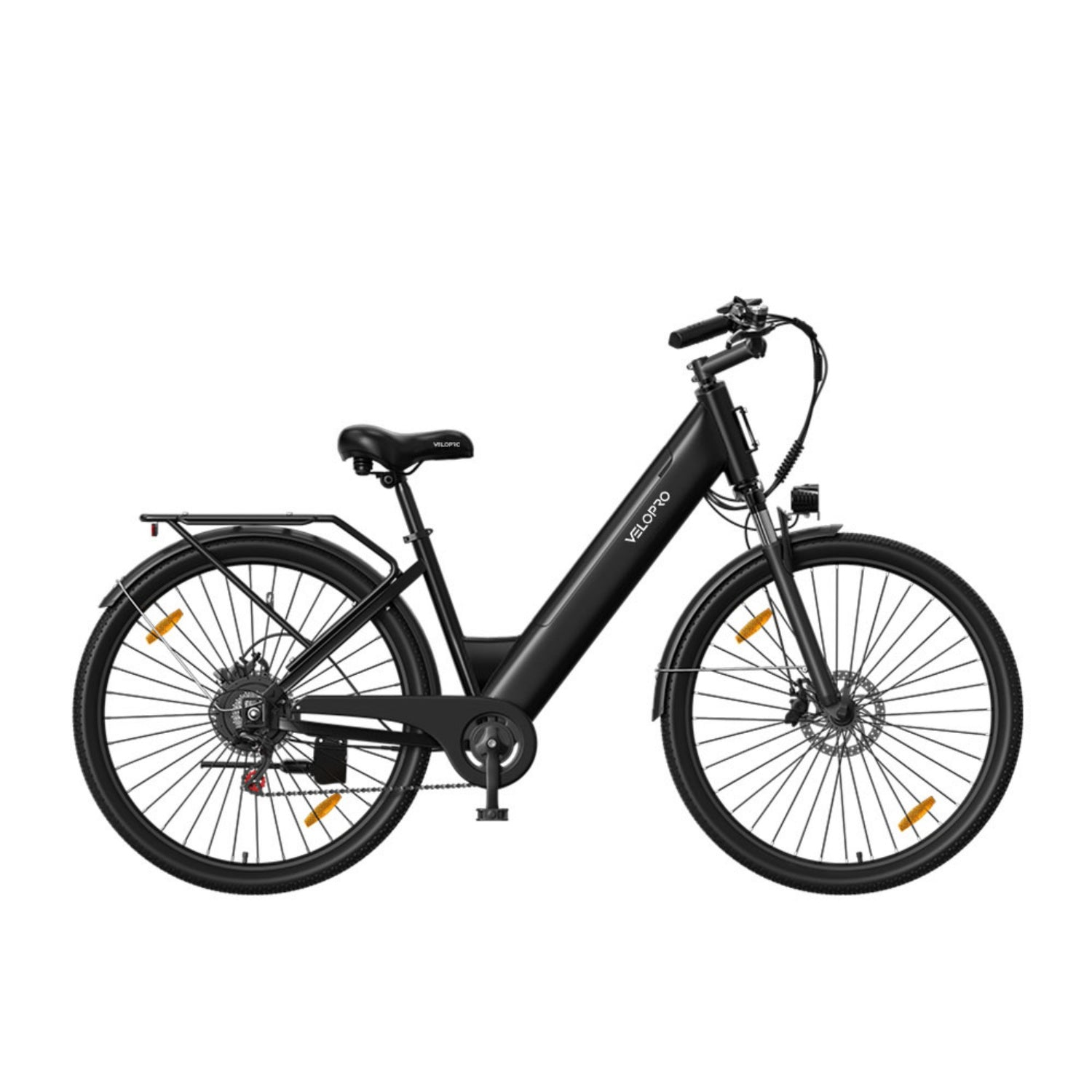 Una bici elettrica nera con telaio ribassato, portapacchi e freni a disco, isolata su sfondo bianco.