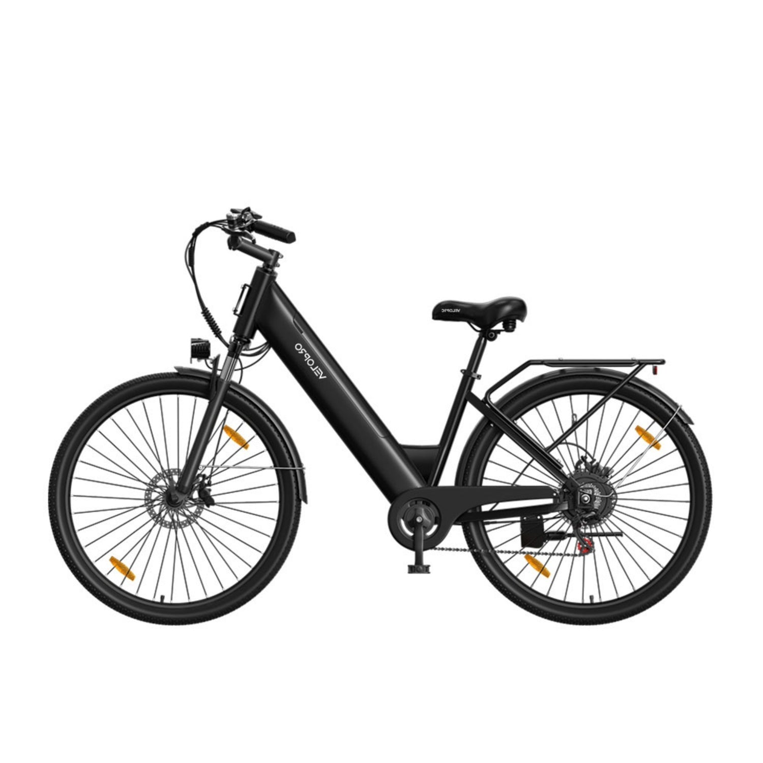 Una bicicletta elettrica nera con telaio ribassato, portapacchi, parafanghi, freni a disco e catarifrangenti arancioni.