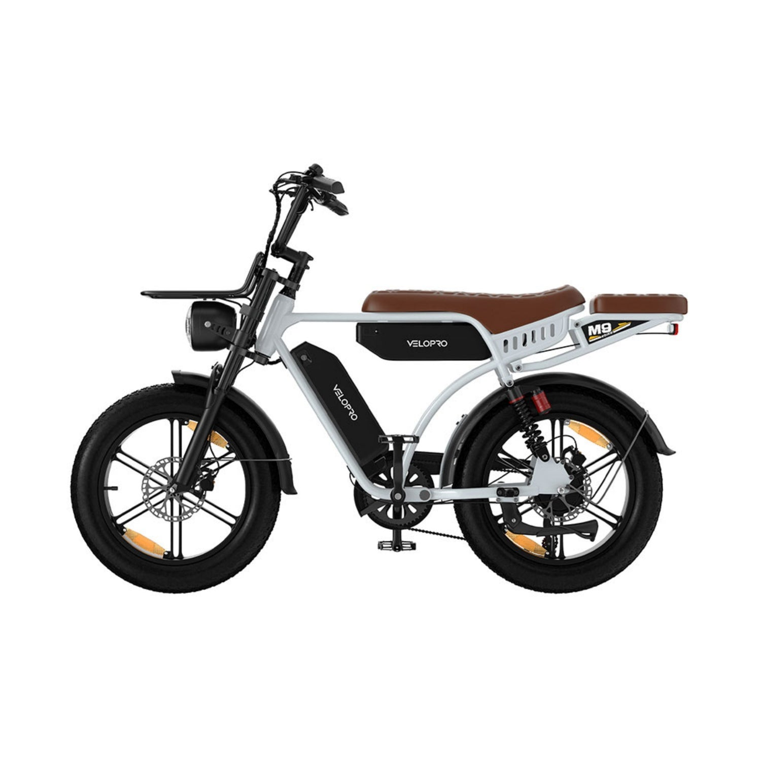Una bicicletta elettrica bianca con sellino in pelle marrone, pneumatici larghi e portapacchi su sfondo bianco.