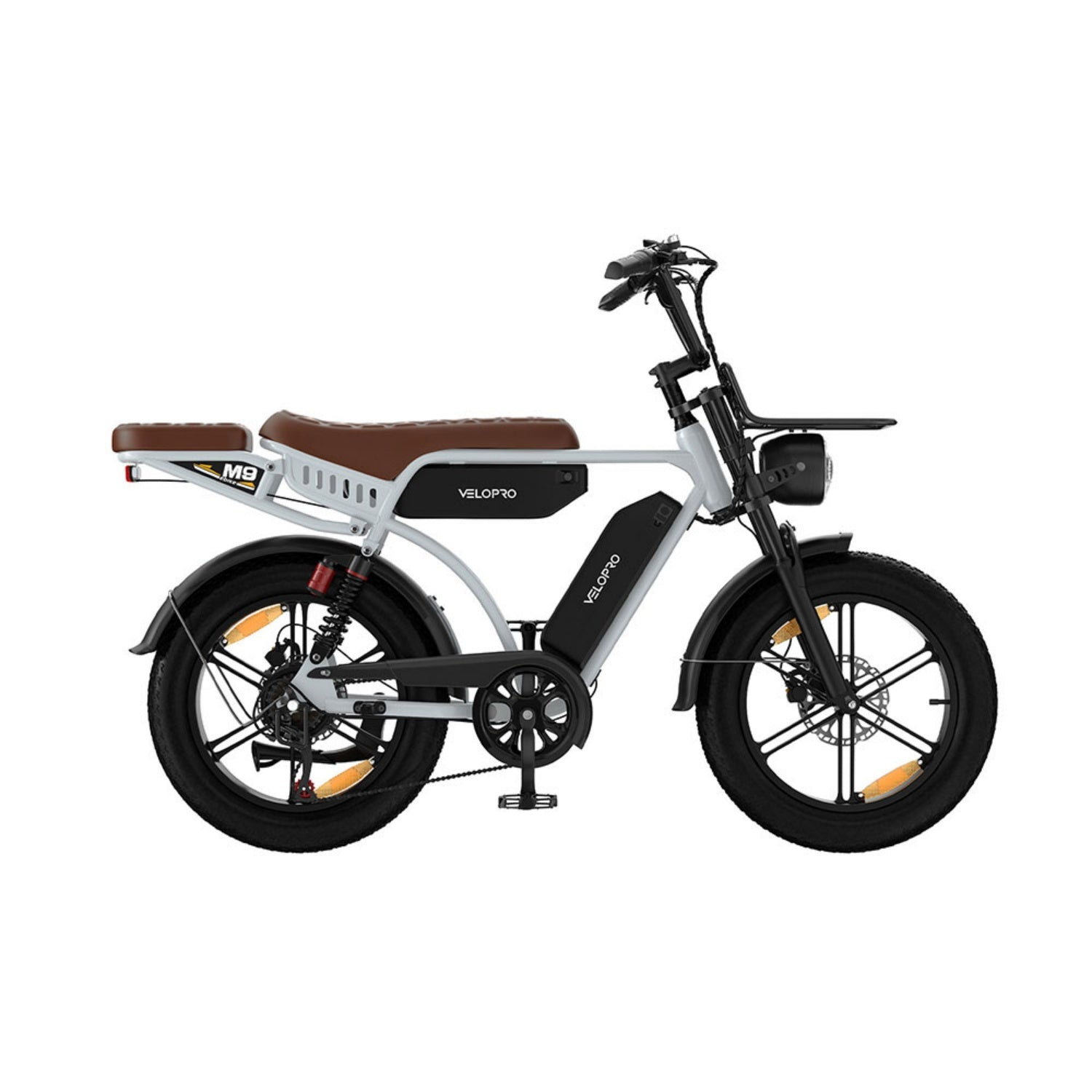 Una bicicletta elettrica grigio chiaro stile ciclomotore con sella in pelle marrone e ruote nere.