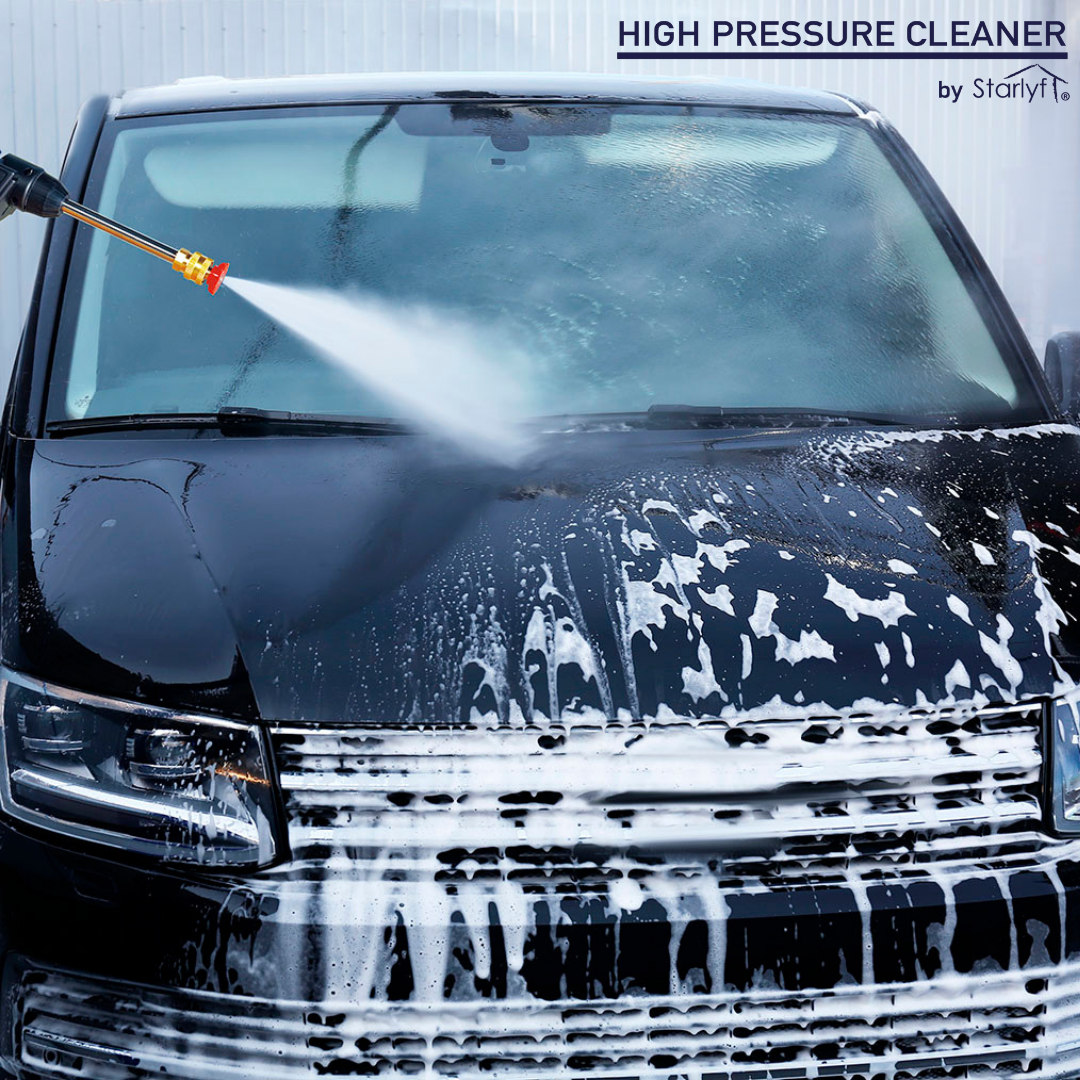Un idropulitrice spruzza acqua sulla parte anteriore ricoperta di schiuma di un'auto nera.