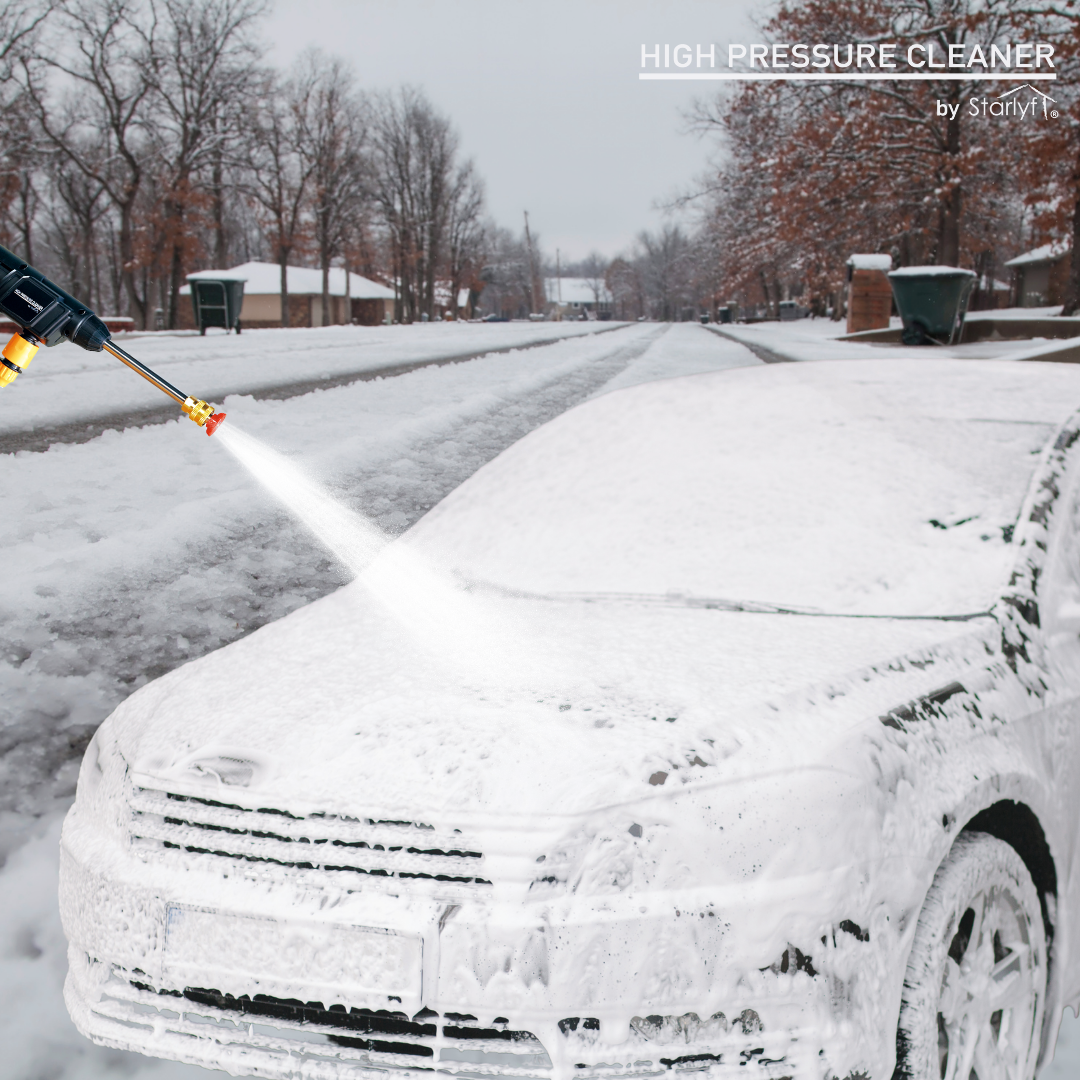 Un'idropulitrice spruzza schiuma su un'auto coperta di neve in una strada invernale.