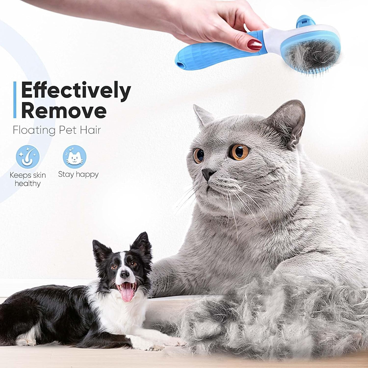Hand hält blaue Haustierbürste über grauer Katze und Hund mit Fellhaufen.