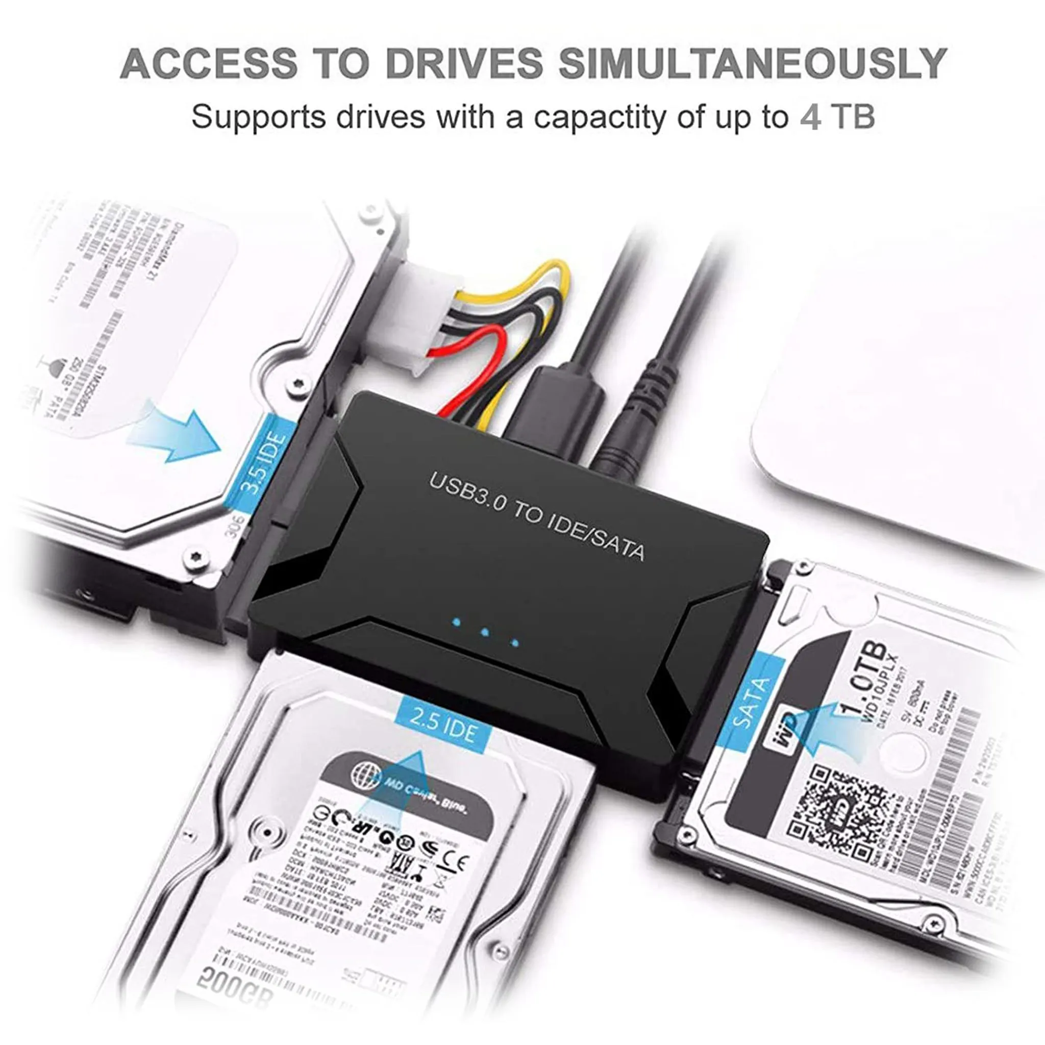 Ein schwarzer USB 3.0 zu IDE und SATA Adapter, verbunden mit mehreren Festplatten.