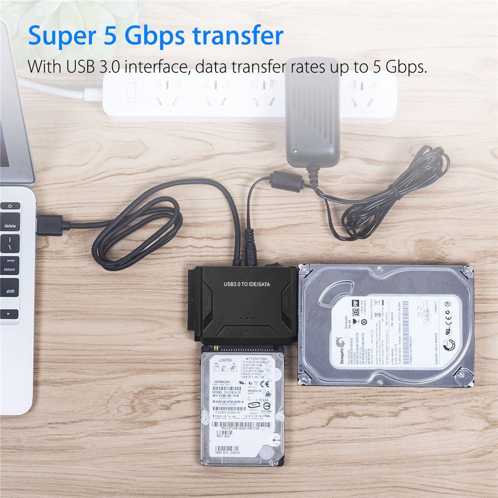 USB 3.0-Adapter verbindet Festplatten mit einem Laptop auf Holztisch.