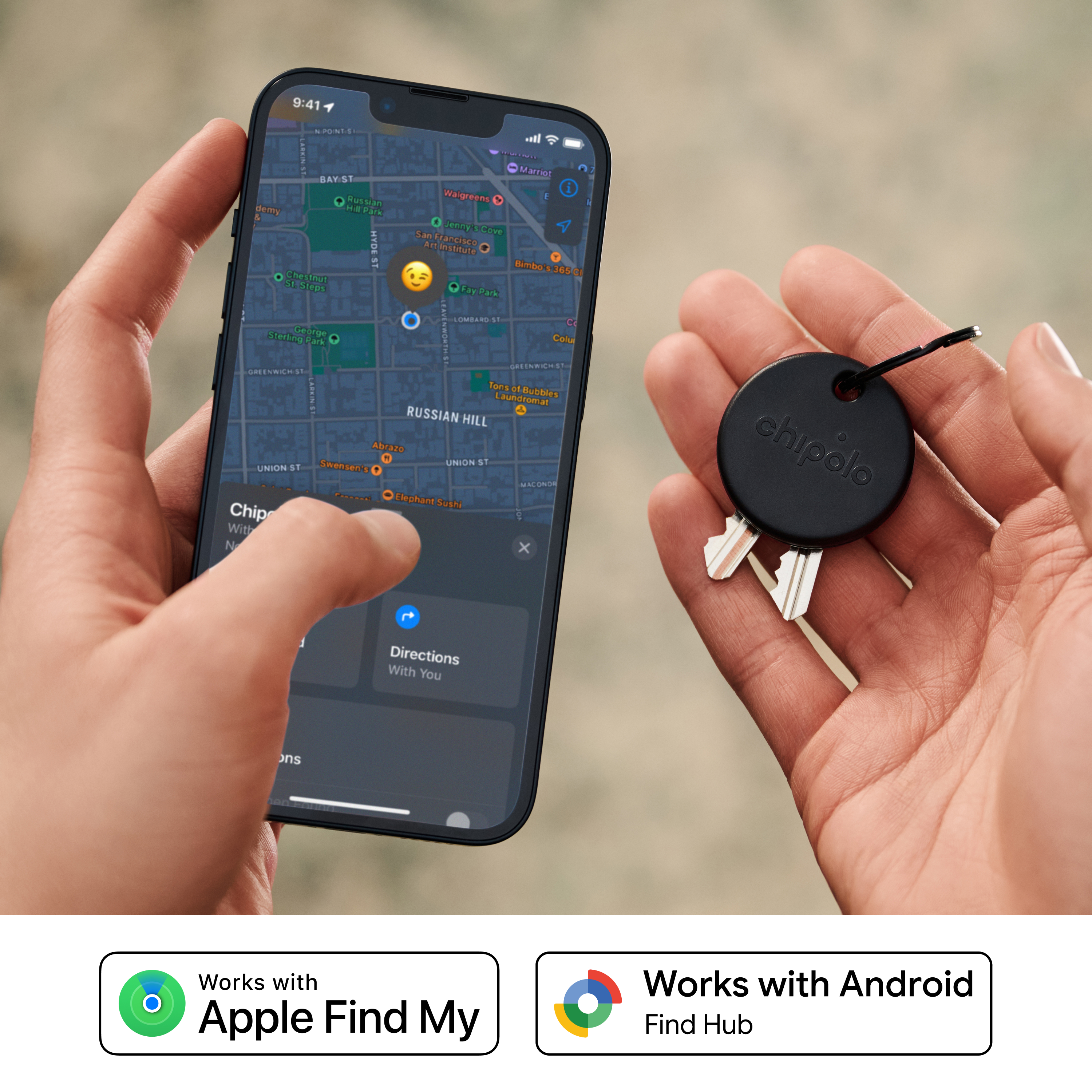 Personne tenant un smartphone avec une appli de carte et des clés avec un traceur Chipolo noir.