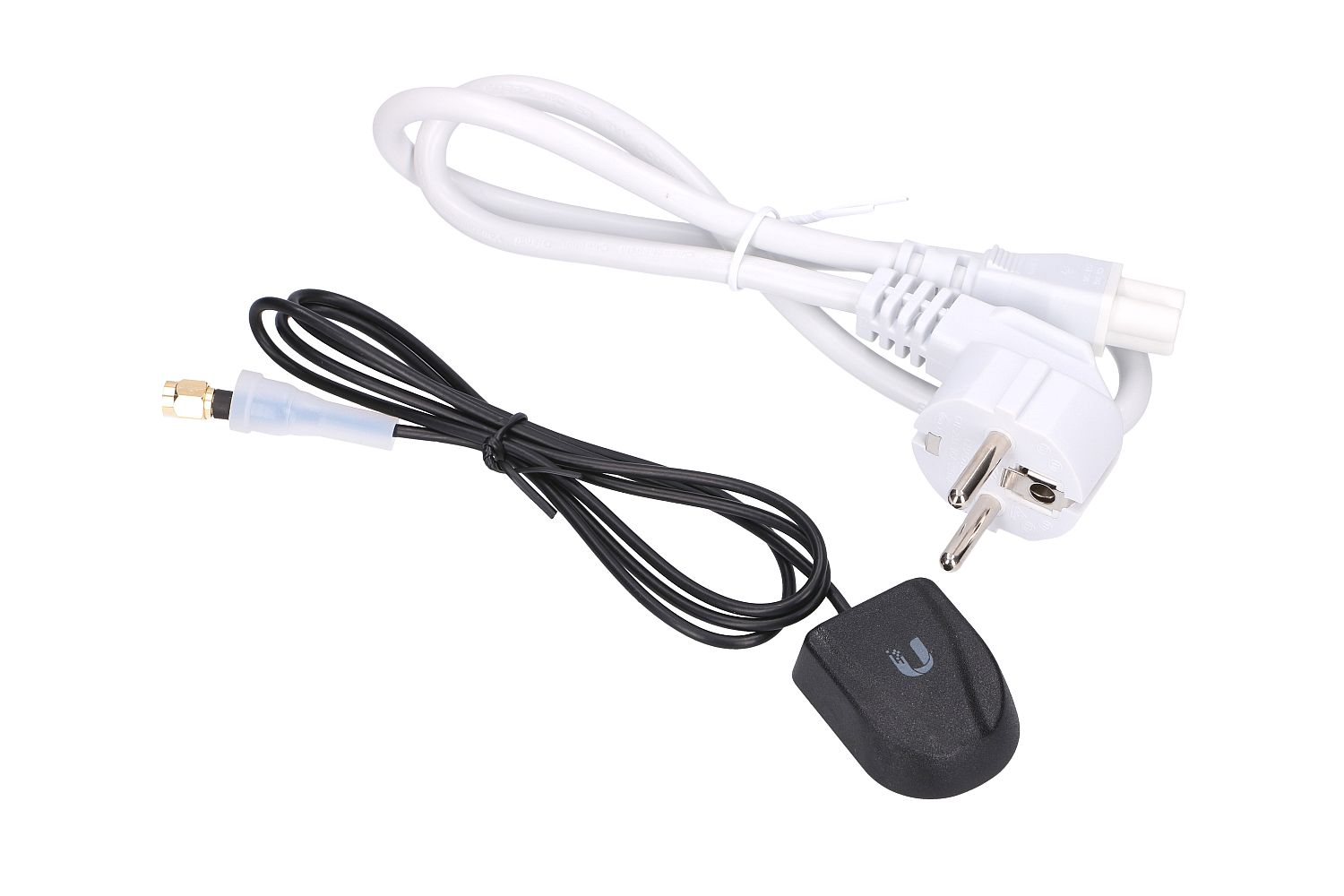 Un cable de alimentación blanco y un cable de antena negro con conector sobre fondo blanco.