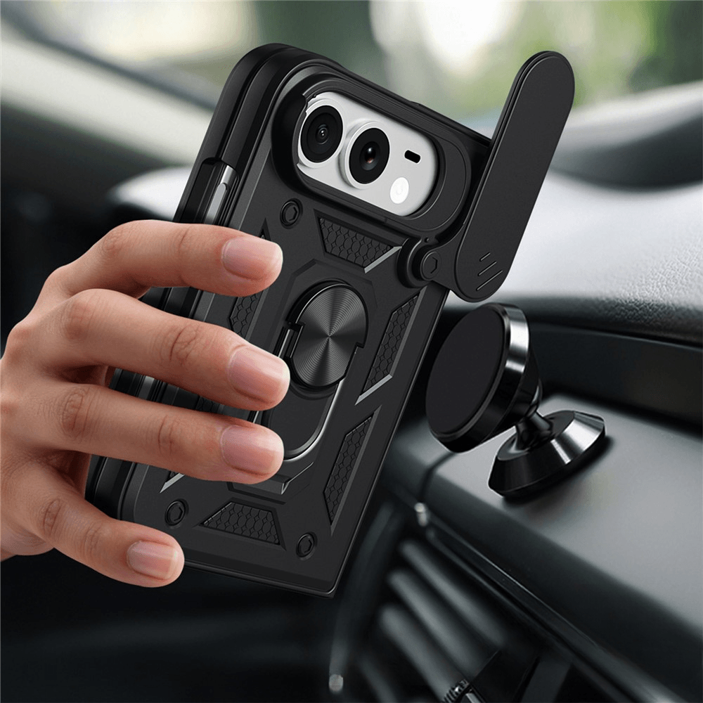 Une main tient une coque de téléphone noire robuste avec anneau près d'un support magnétique de voiture.