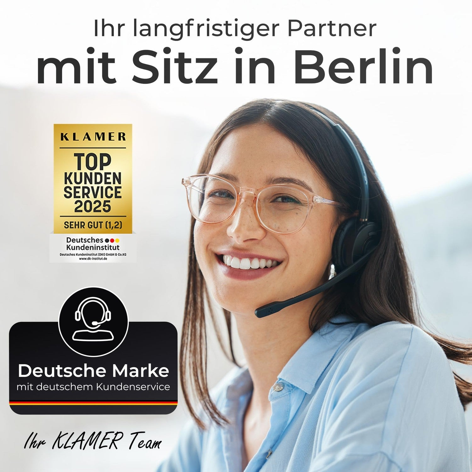 Lächelnte Kundendienstmitarbeiterin mit Headset vor einem Siegel für Spitzenkundenservice.
